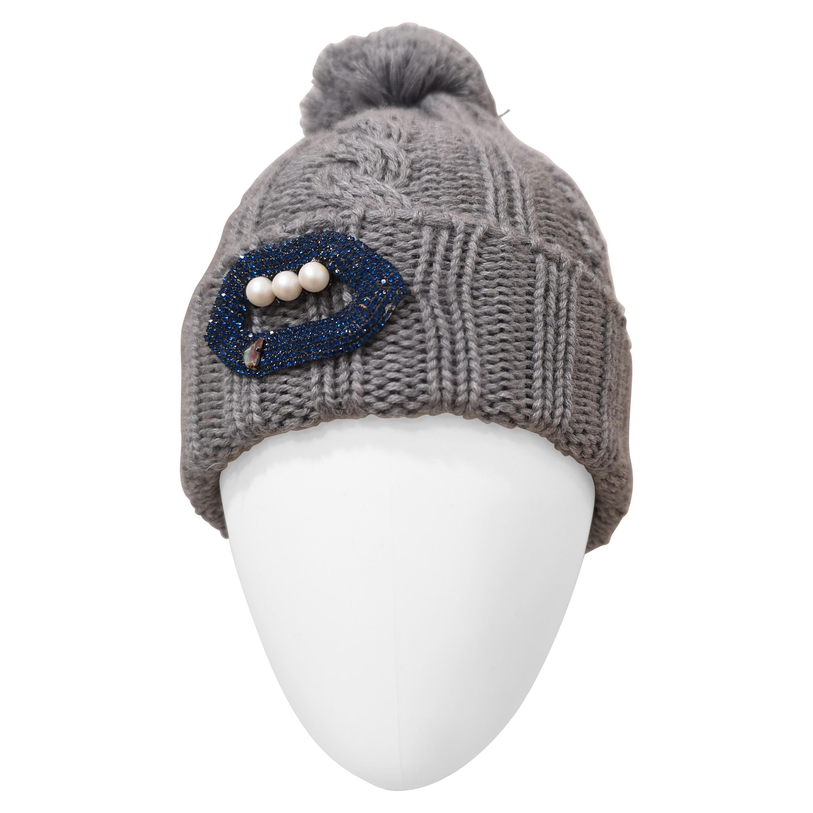 Grey wool mouth teeth swarovski brooch hat