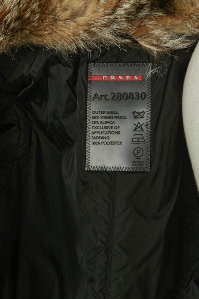 Cappotto doppiopetto imbottito in lana grigia con collo in pelliccia Prada in vendita 5