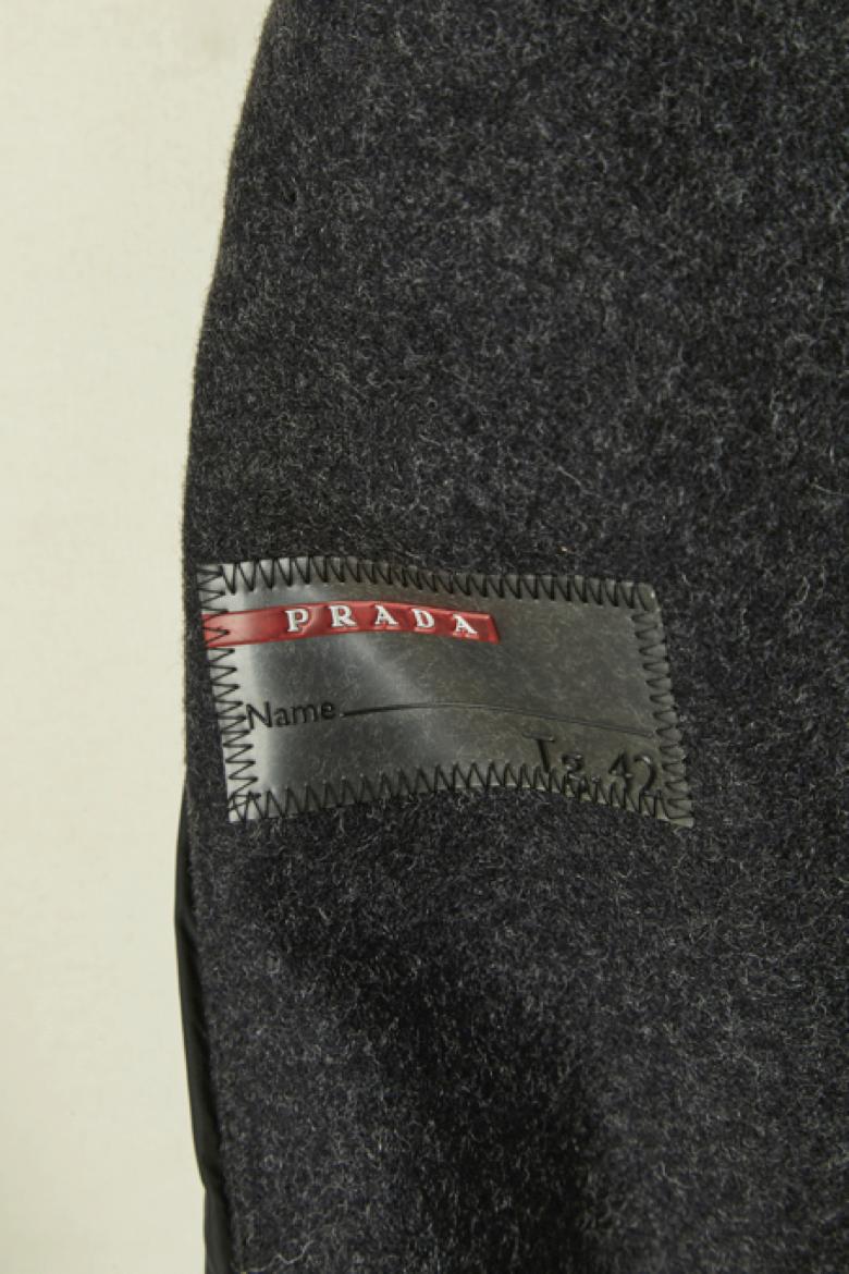 Cappotto doppiopetto imbottito in lana grigia con collo in pelliccia Prada in vendita 4