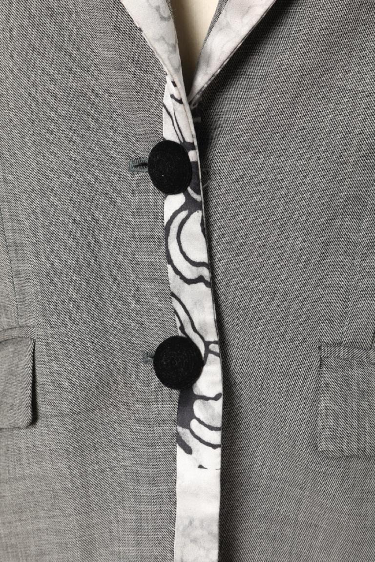 Gris Blazer à simple boutonnage en laine grise avec bord en soie imprimée John Galliano  en vente