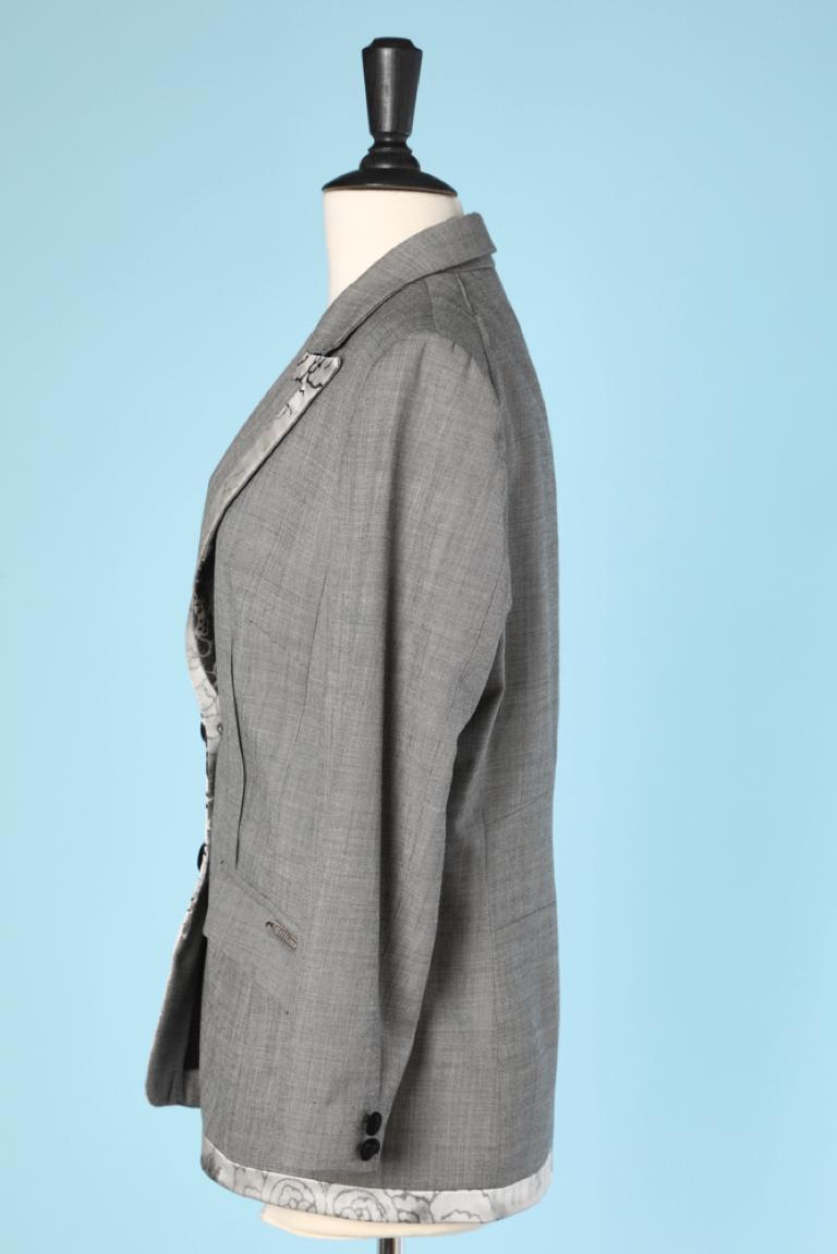 Blazer à simple boutonnage en laine grise avec bord en soie imprimée John Galliano  Pour femmes en vente