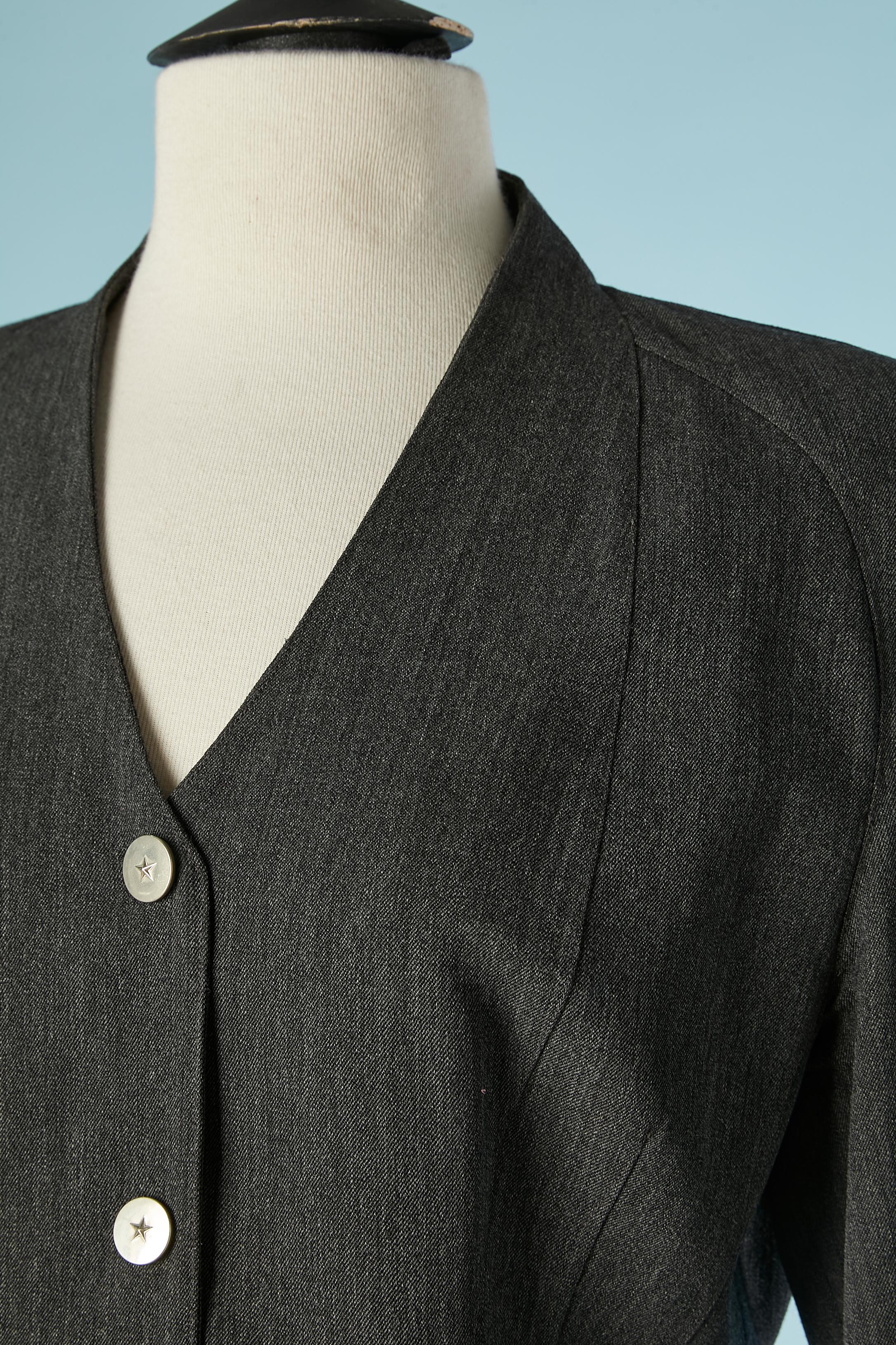 Veste en laine grise à simple boutonnage avec bouton-pression et étoile. Doublure en rayonne. Épaules raglan. 
TAILLE L 
