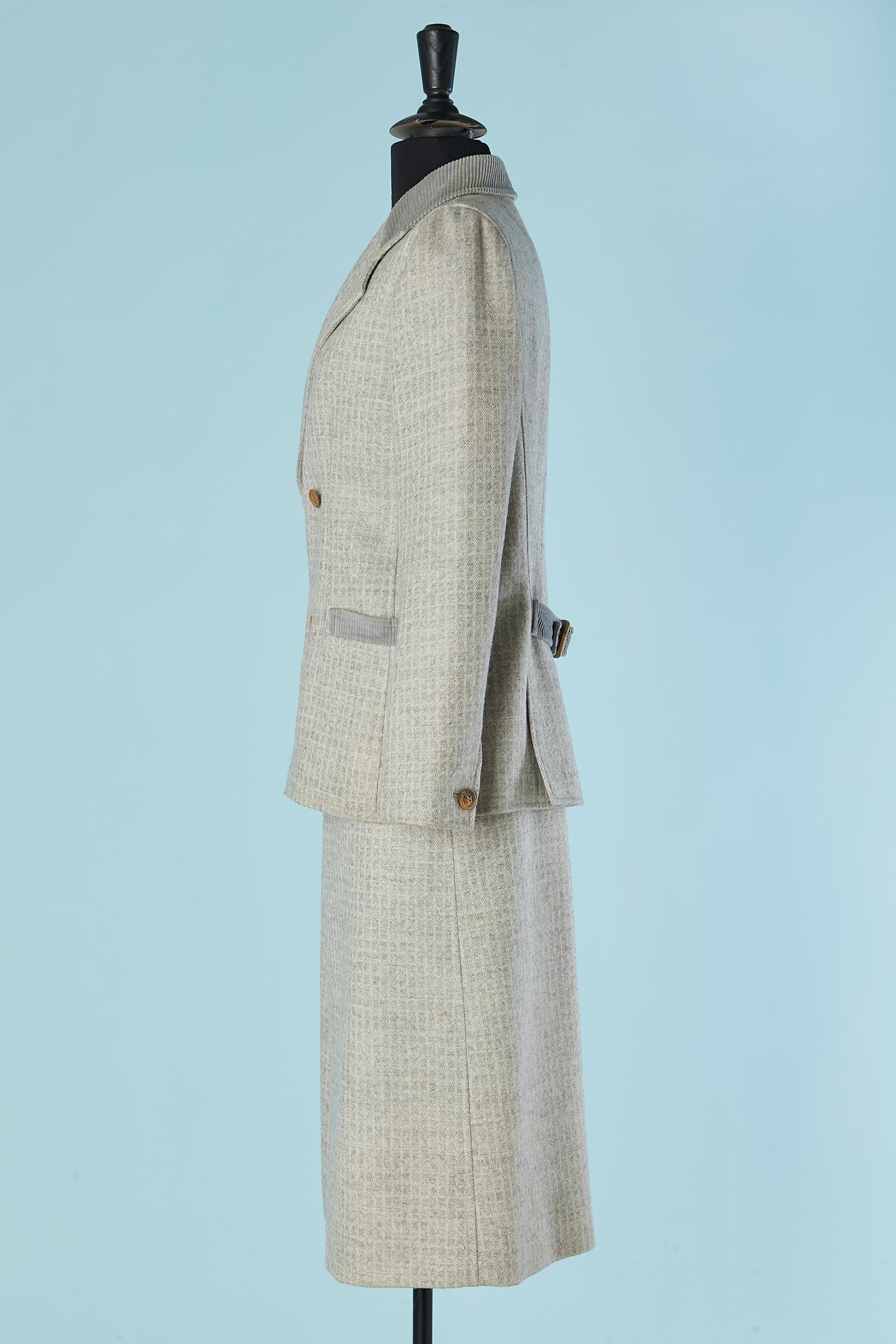 Grauer Wollrockanzug mit doppelreihiger Jacke und Kordkragen-COURREGES im Angebot 1