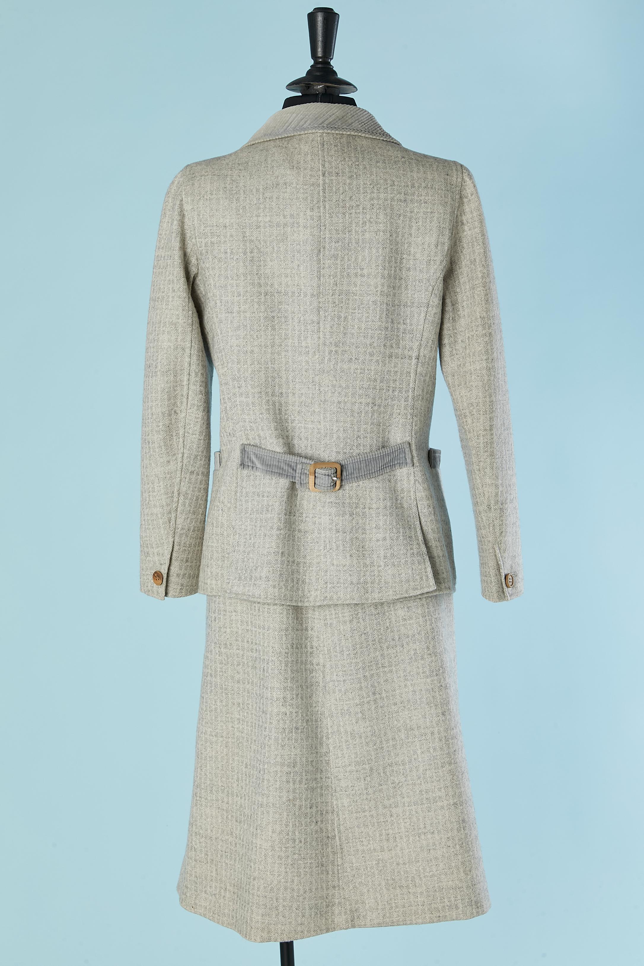 Grauer Wollrockanzug mit doppelreihiger Jacke und Kordkragen-COURREGES im Angebot 2