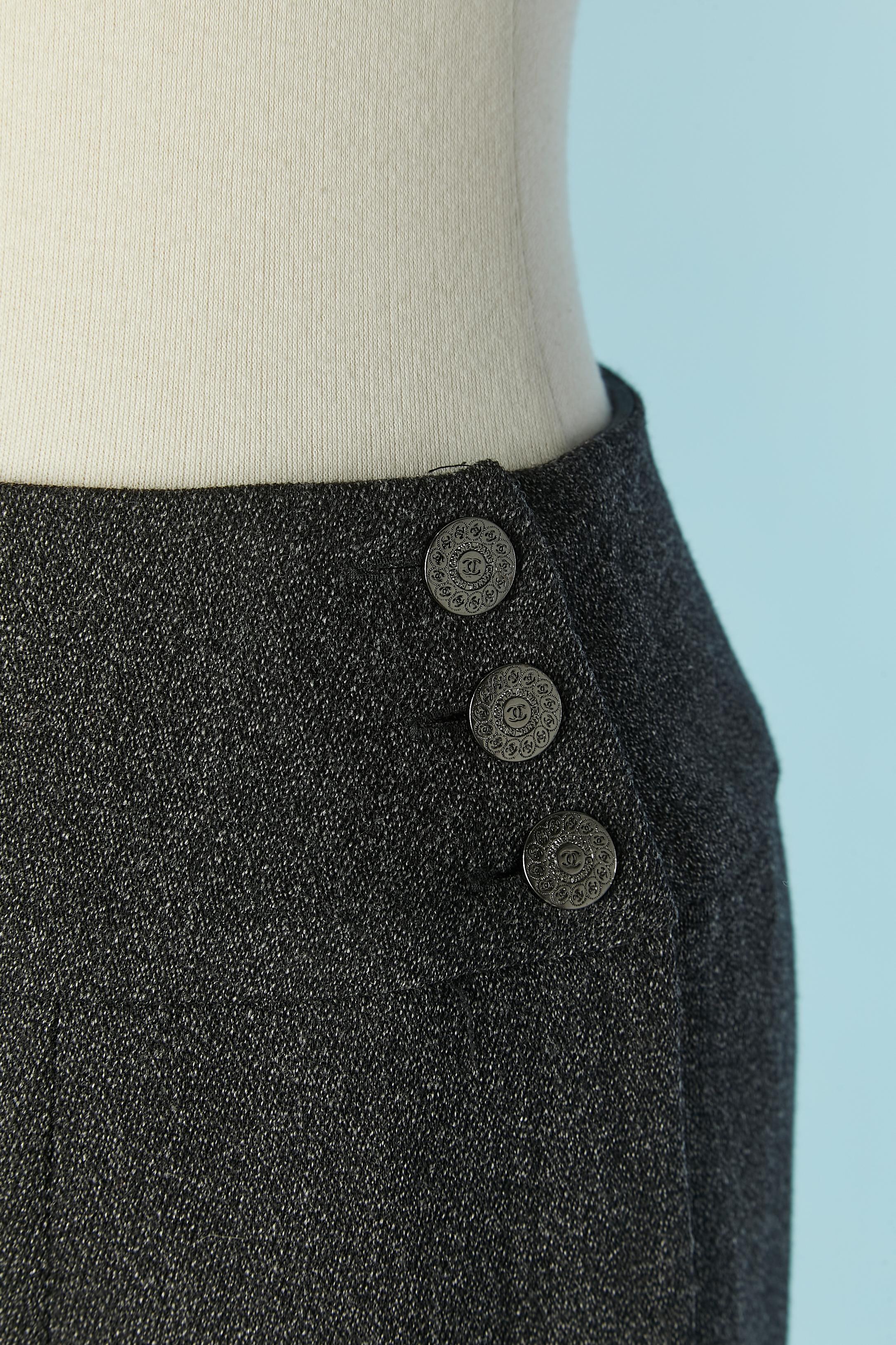 Grey wool skirt with box-pleats . Silk lining. Button buttonhole and zip closure on the left side. 
SIZE 38 (Fr) M 