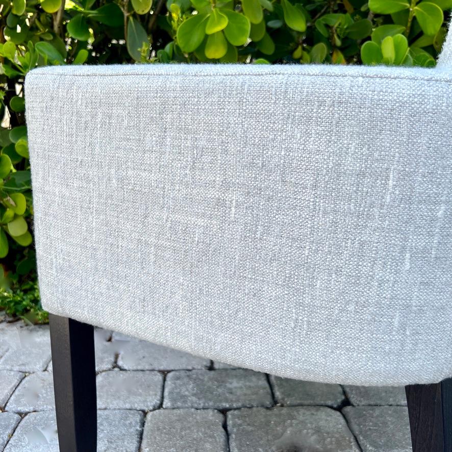 Textile Chaise moderne du milieu du siècle dernier en gris tissé de Pierre Frey en vente
