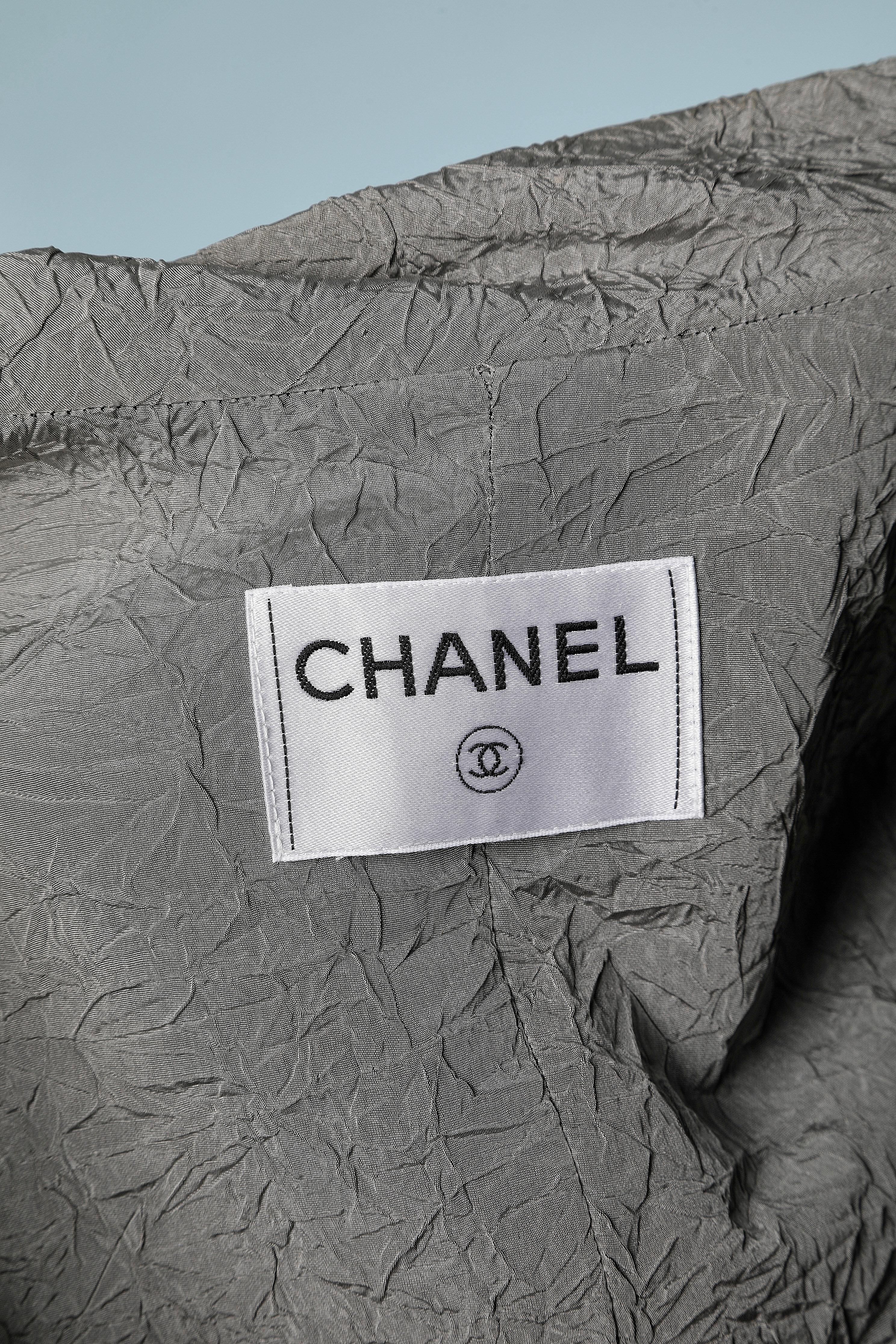 Grey wrinkled edge to edge jacket with branded buttons Chanel  In Excellent Condition For Sale In Saint-Ouen-Sur-Seine, FR
