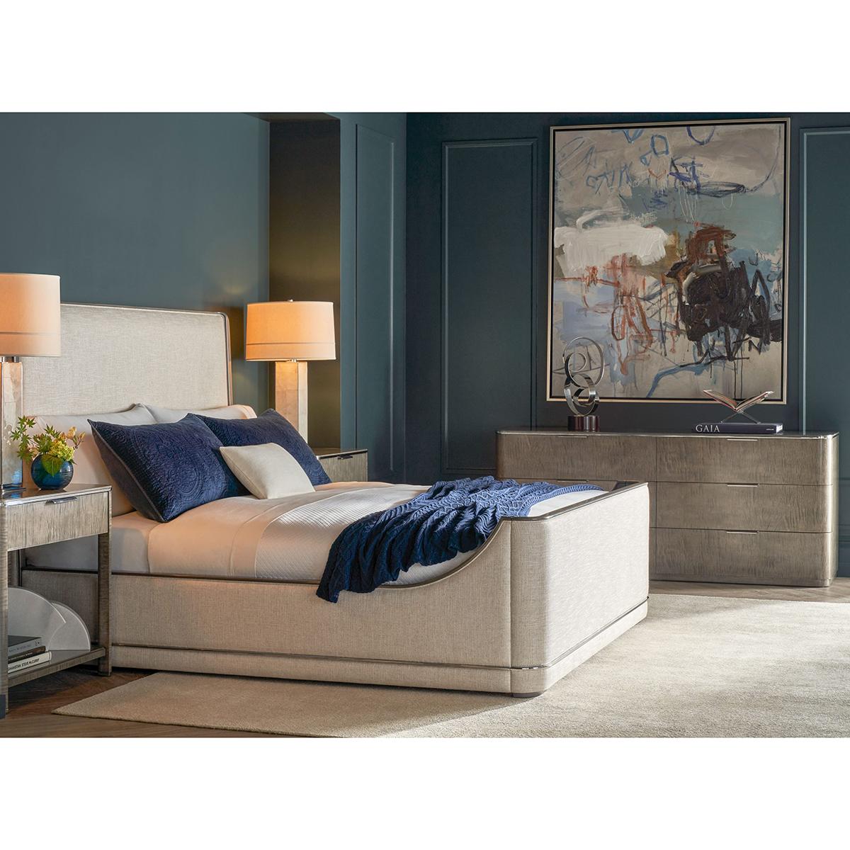 Un capolavoro di eleganza moderna e funzionalità. Questo splendido pezzo è caratterizzato da un'elegante finitura grigio ghiaia che ne esalta il sofisticato design Art Déco. Il comò offre un ampio spazio di archiviazione con sei grandi
