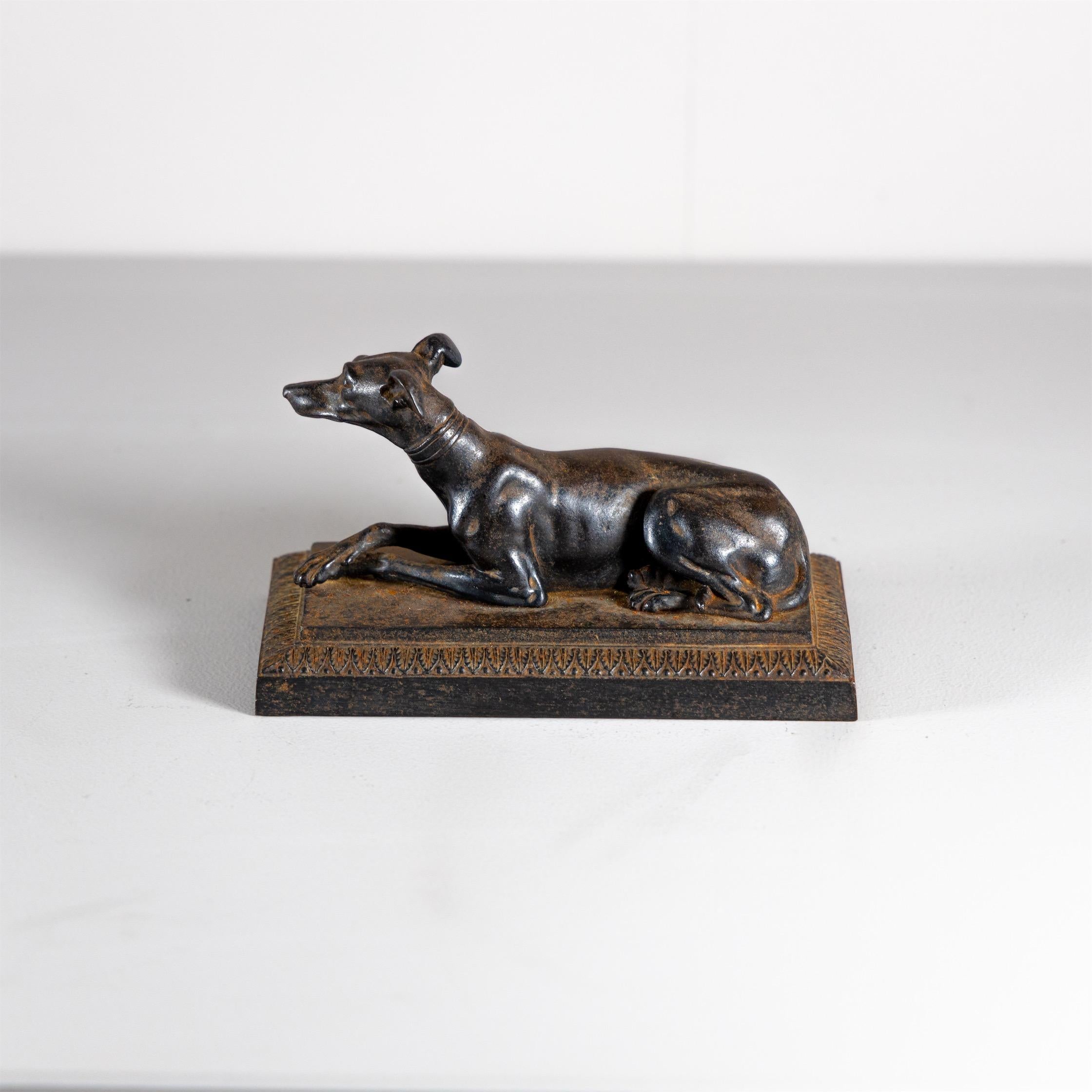 Small figure in the form of a lying greyhound, Berlin iron casting around 1820.