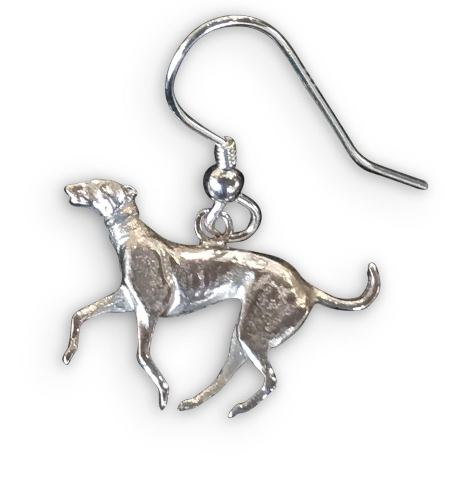 Descubre el exquisito arte del célebre escultor inglés de animales salvajes en miniatura, PAUL EATON, con su galgo de plata de ley hecho a medida  pendientes. Hechas a mano por expertos, estas esculturas en miniatura representan la gracia de un