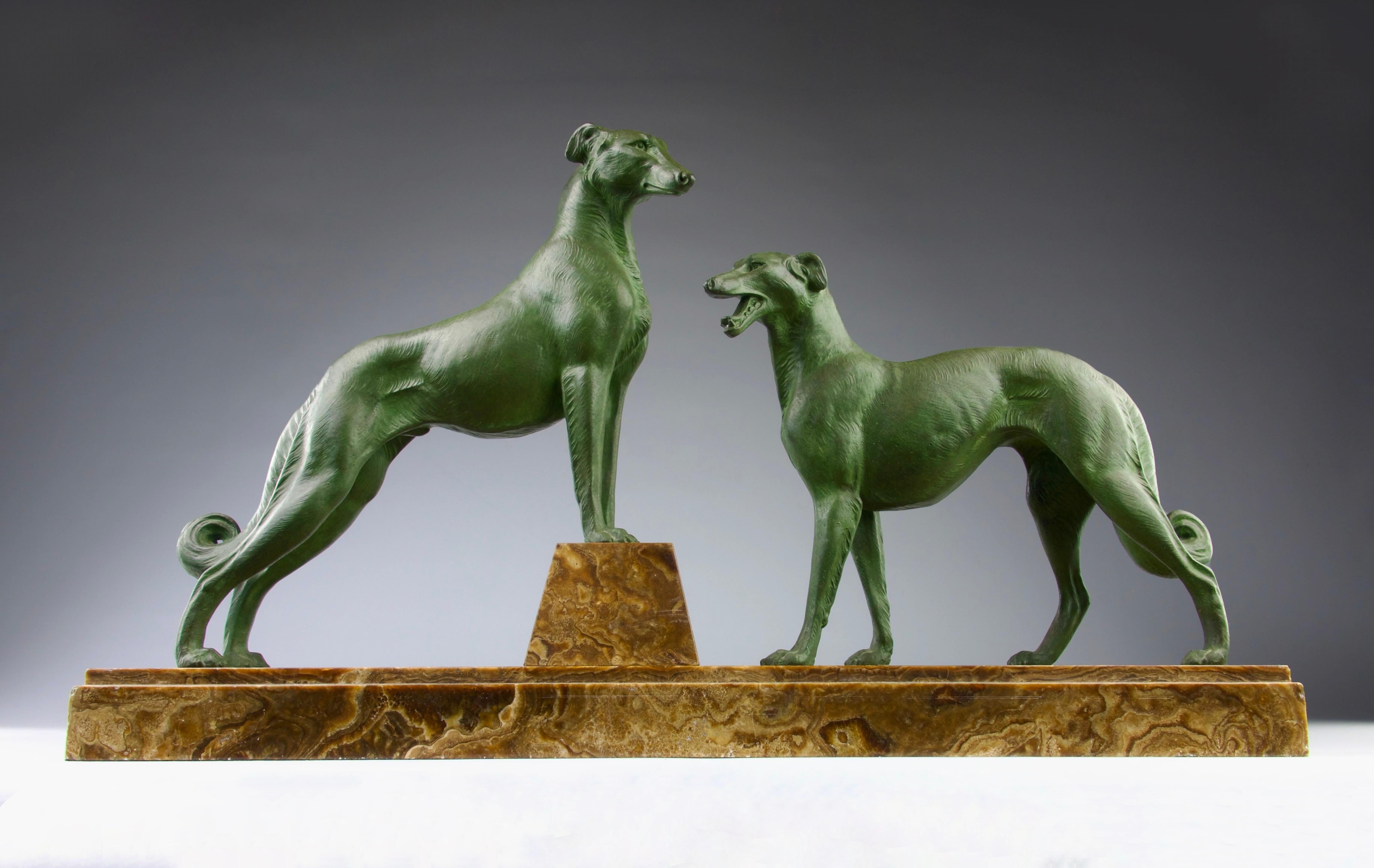 Hervorragende und große Skulptur von zwei aufmerksamen Windhunden in schöner grüner Patina aus der Zeit des Art déco. Auf einem eleganten Sockel aus braunem und weiß geädertem Marmor.

Abmessungen in cm ( H x L x L ) : 66 x 38 x 14

Sicherer Versand