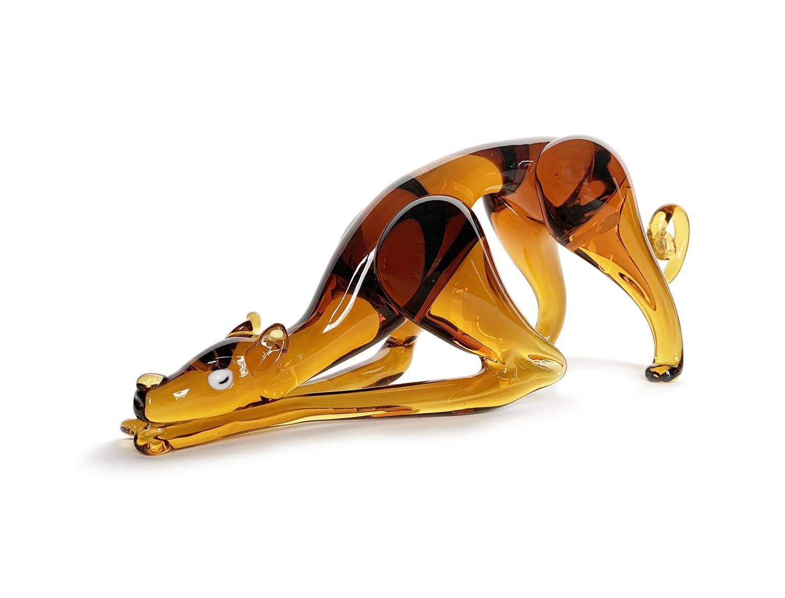 Lévrier - sculpture en verre façonné
Flavio Poli
I.V.A.M.  Murano, vers 1930 
Il mesure 4,72 in de hauteur x 12,59 x 3,74 (12 cm x 32 x 9,5)
Il pèse 2,42 lb (1,1 kg)
État de conservation : intact

Cette sculpture en verre massif de couleur ambrée