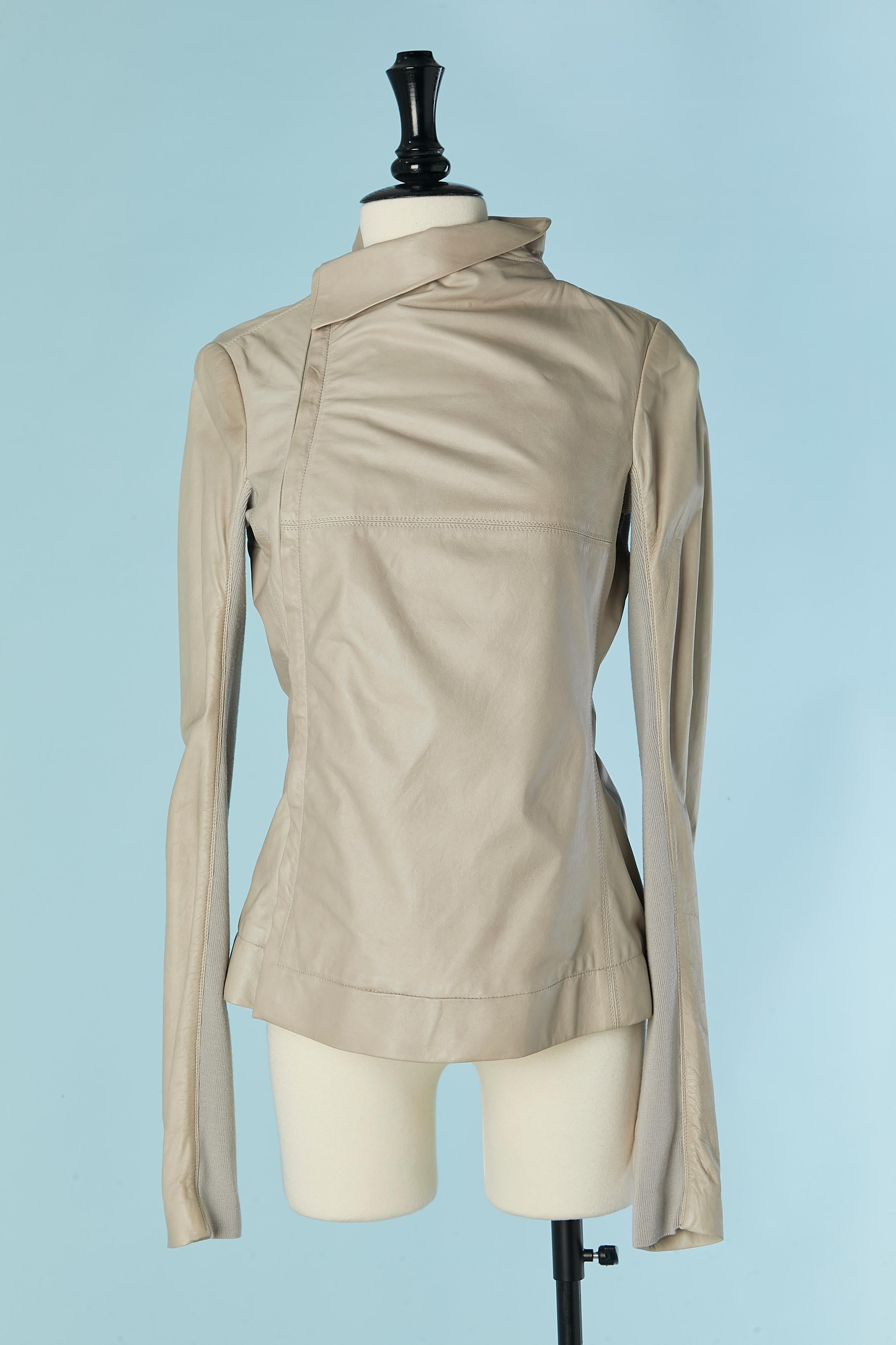 Greyish/beige leather jacket with wool ribs under the sleeve. Lining composition: wool.
Zip closure on the middle side on the front. 2 inside pocket including one with button and buttonhole closure. 
SIZE 44 (It) 40 (Fr) 10 (Us) M 