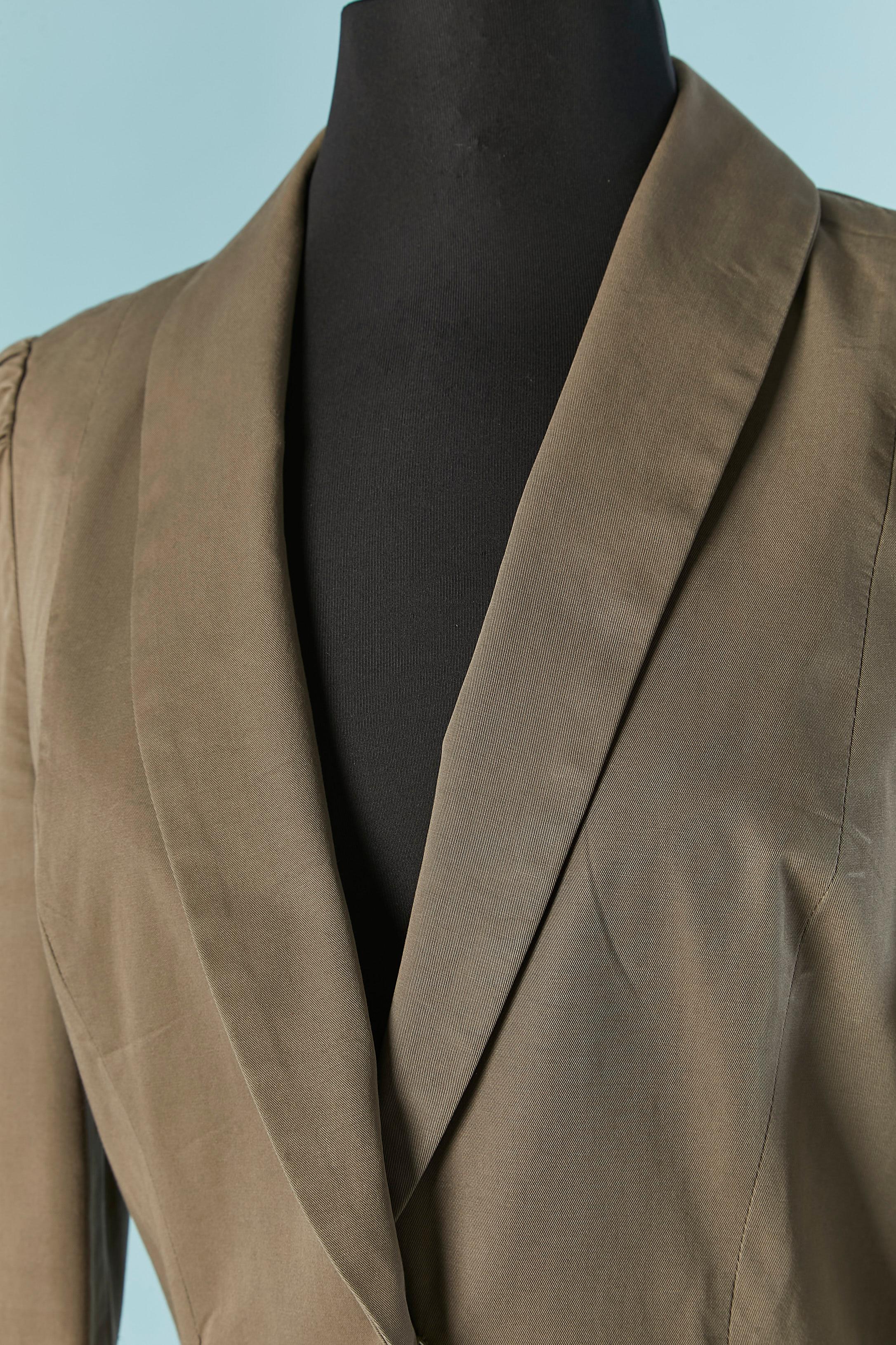 Greyish beige single breasted jacket. Striped rayon lining. One snap closure on the middle front. 
Pocket on both side. Split on the middle back. 
SIZE 40 (It) 36 (Fr) S 