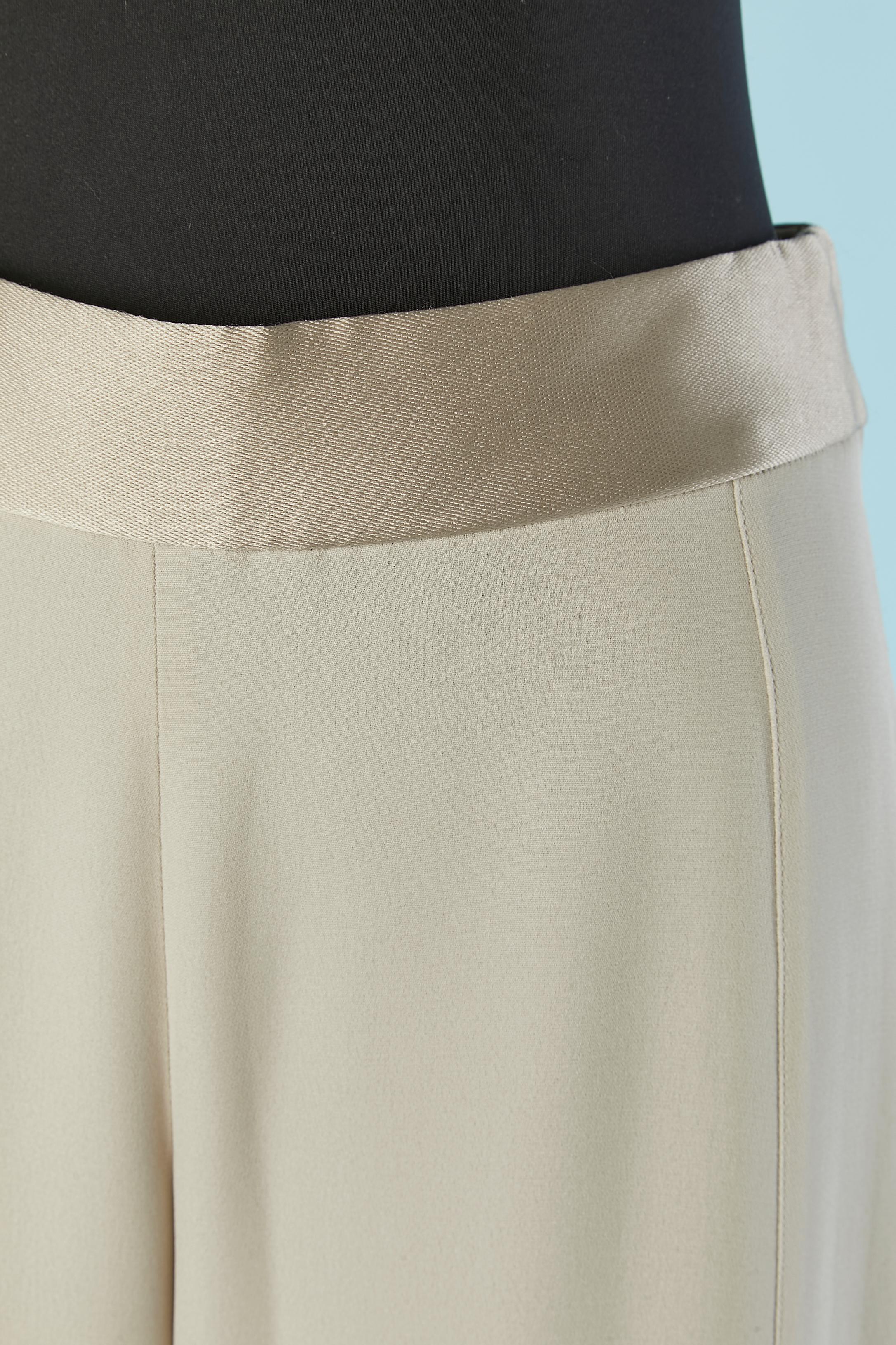 Pantalón beige grisáceo . Composición del tejido: 74% seda, 26% rayón. Composición del tejido del cinturón: 88% poliéster, 12% seda. Cierre con cremallera invisible en el lado izquierdo + corchete. Cierre de cremallera invisible en la parte inferior