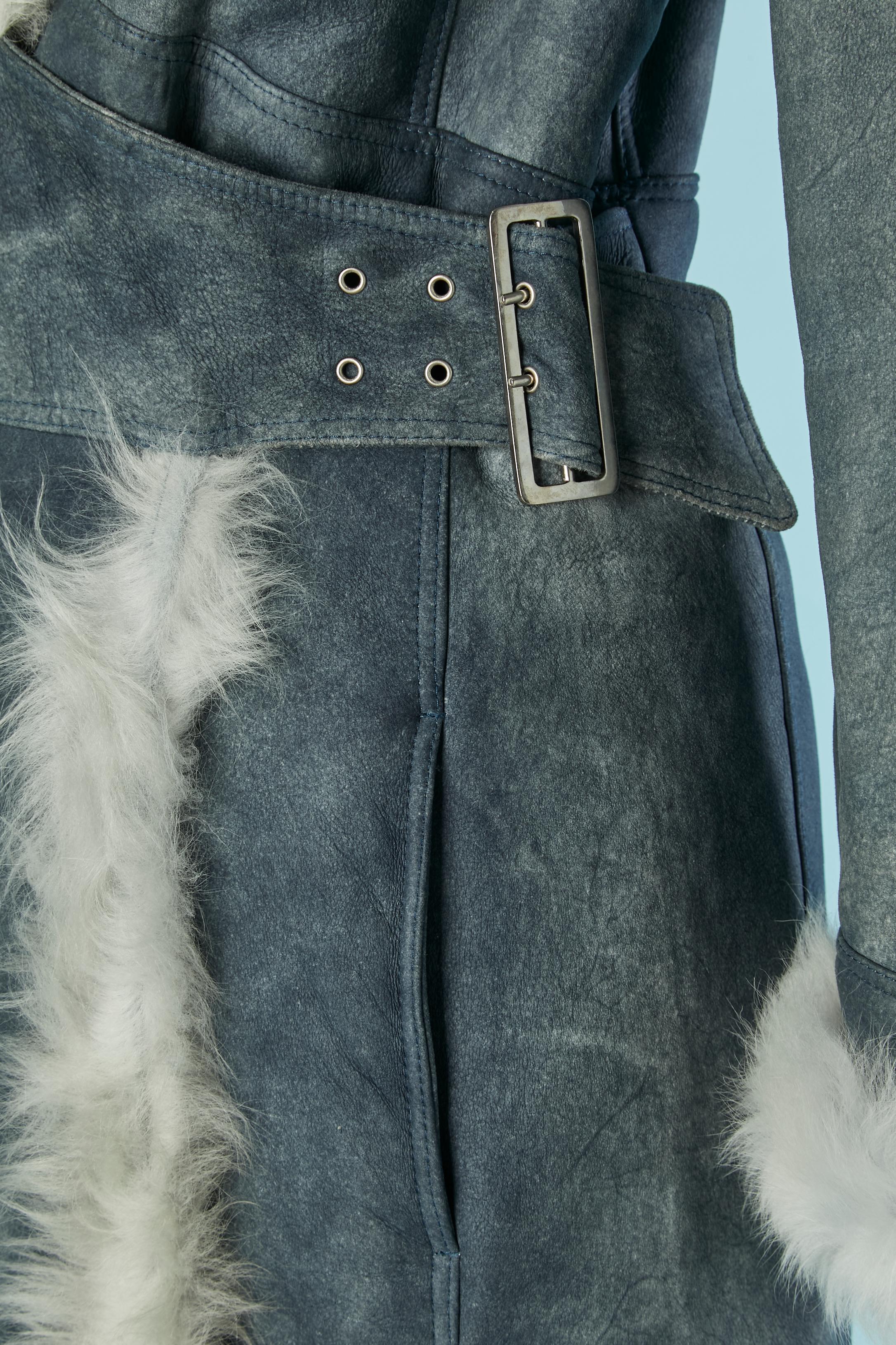 Cappotto a portafoglio Sherling grigio-blu con cintura con chiusura a fibbia. Un bottone e un'asola all'interno (per mantenere la chiusura) Tasche su entrambi i lati. 
TAGLIA M 