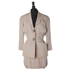 Traje-falda de lana lila grisácea  con broche de joyería Thierry Mugler Circa 1990's