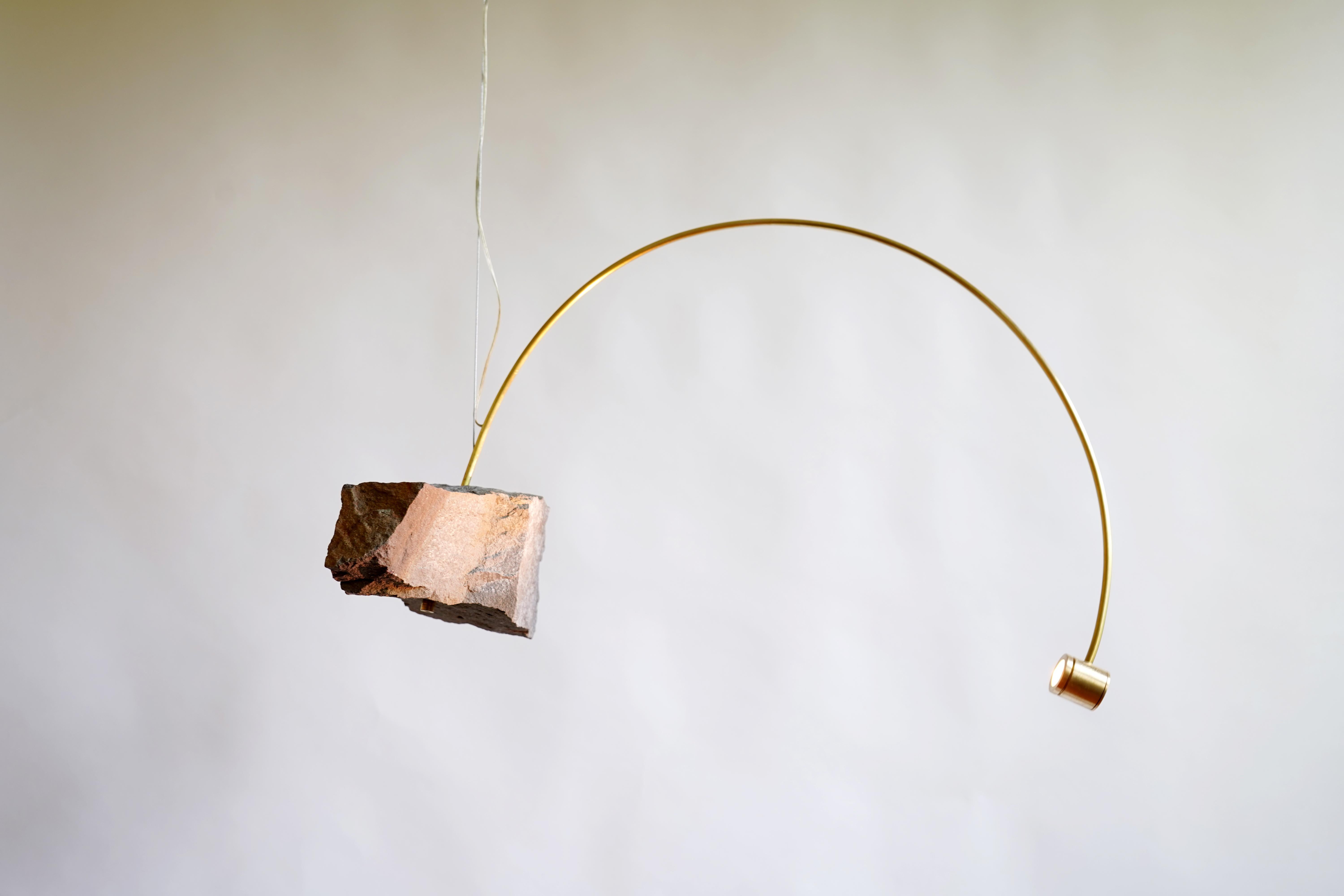 Lampada a sospensione Greywacke in pietra e ottone di Johannes Hemann
Dimensioni: D 20 x L 40 x H 20 cm.
Materiali: Ottone e pietra.

Tutte le nostre lampade possono essere cablate a seconda del Paese. Se viene venduto negli Stati Uniti, sarà