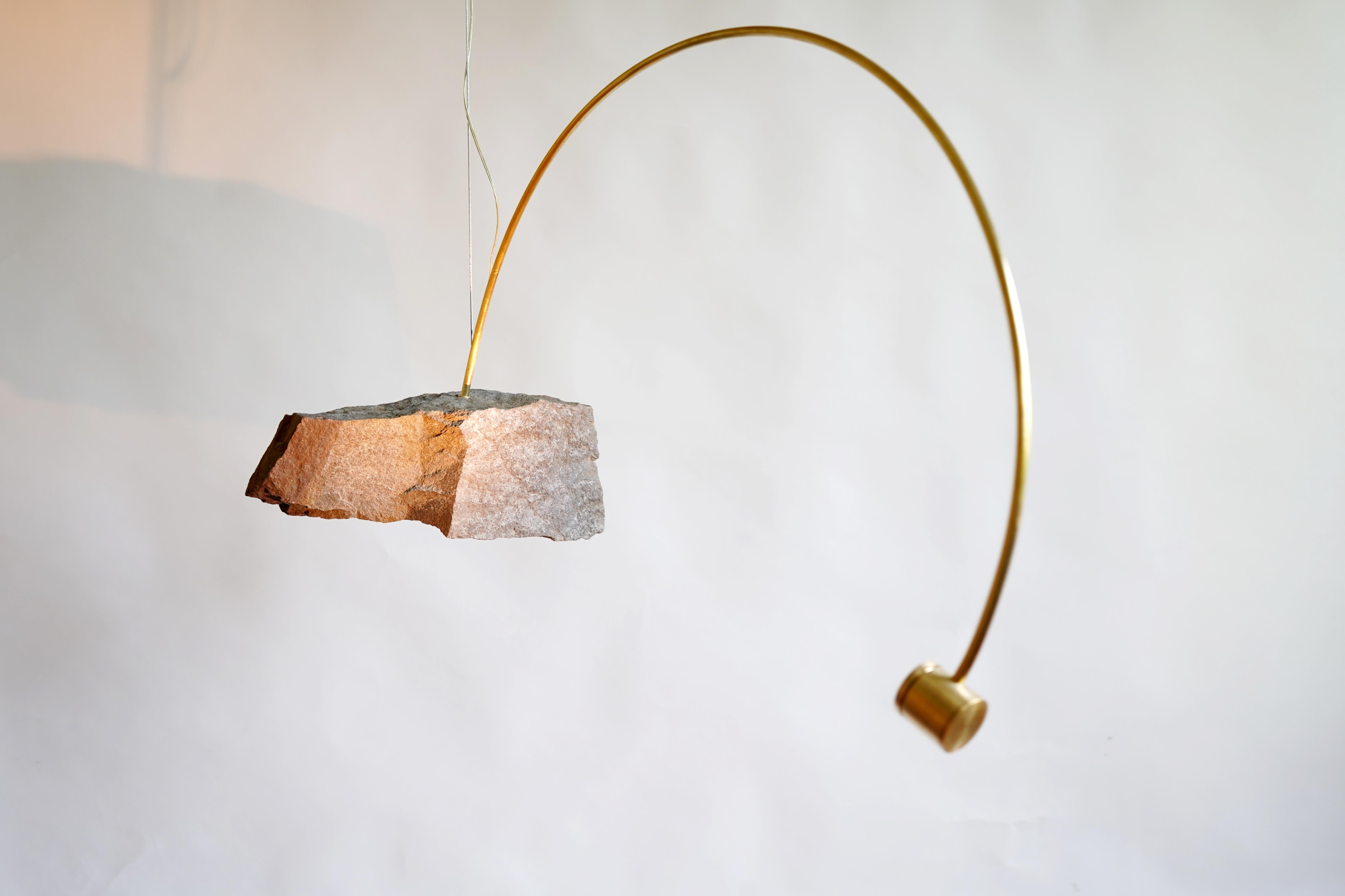 Lampada a sospensione Greywacke in pietra e ottone di Johannes Hemann In condizioni Nuovo in vendita a Geneve, CH