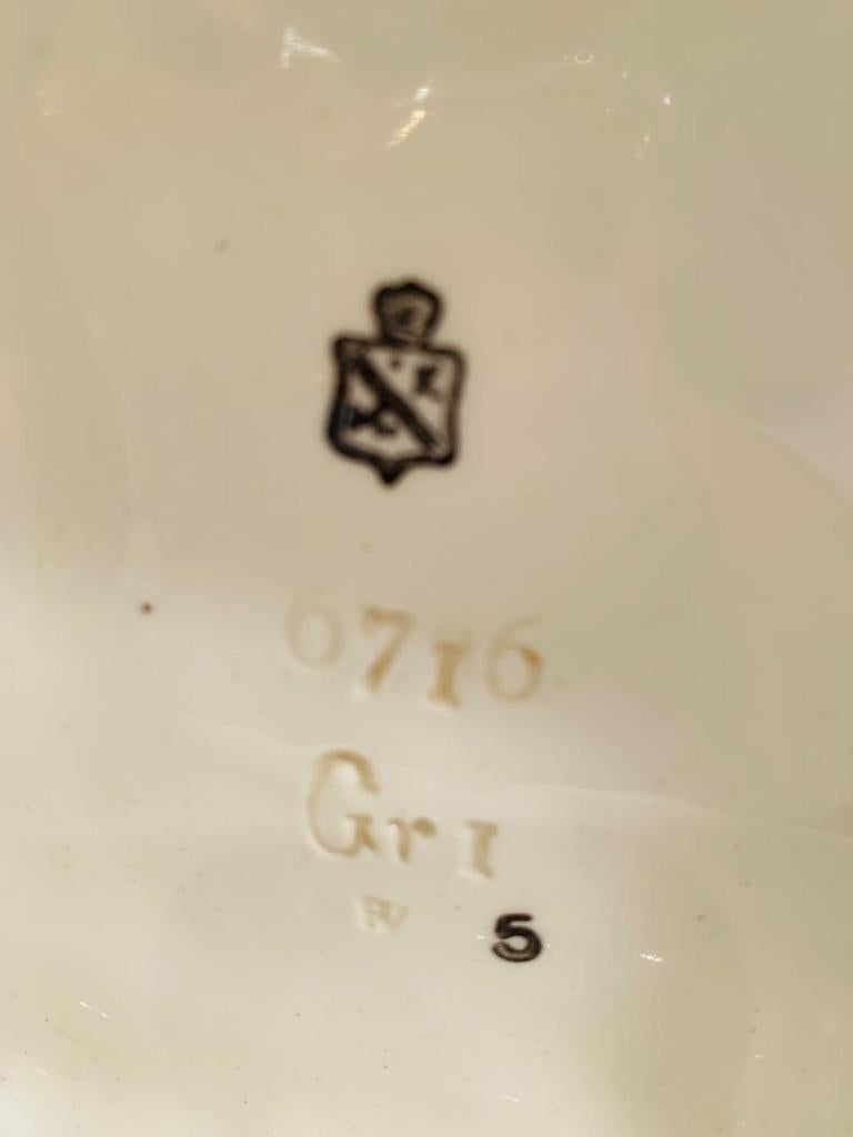 Unglaubliche und große Art deco polychrome Porzellan um 1930 OWL ON BOOKS  gestempelt GRI mit Glasaugen.