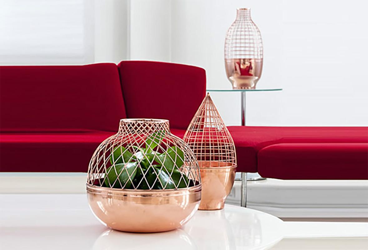 Grid Vase/Centre de table est conçu par Jaime Hayon pour GAIA&GINO. 

Grid est une collection de vases accrocheurs fabriqués à la main par des artisans turcs, dotés de centaines d'années d'expérience dans l'artisanat du cuivre. Il allie le design