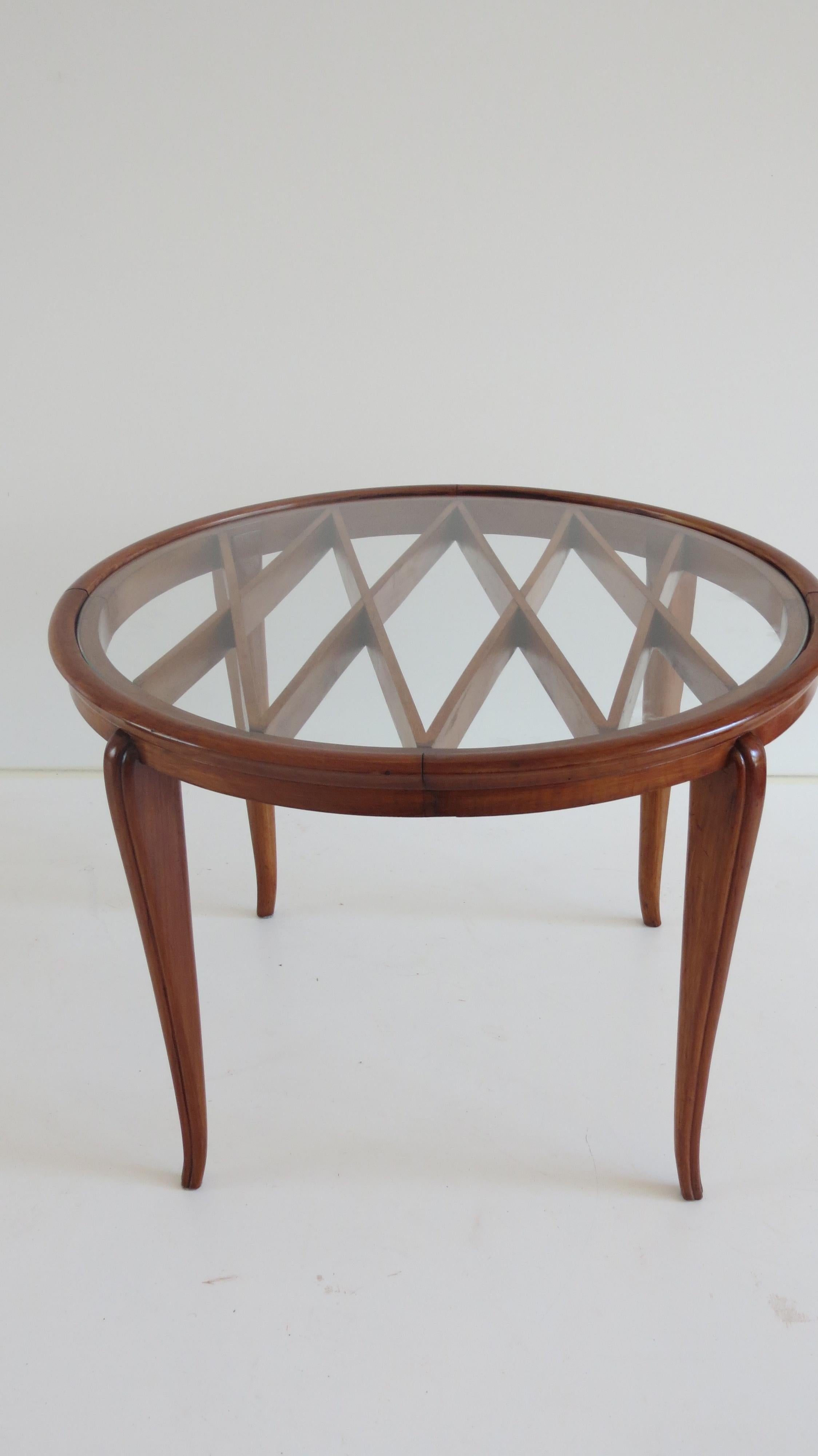 Elegant coffee table in the style of Gio Ponti, circa 1940
walnut and glass
very good condition
grid pattern top in walnut
Measures: diameter 68.5, height 48.5.
  