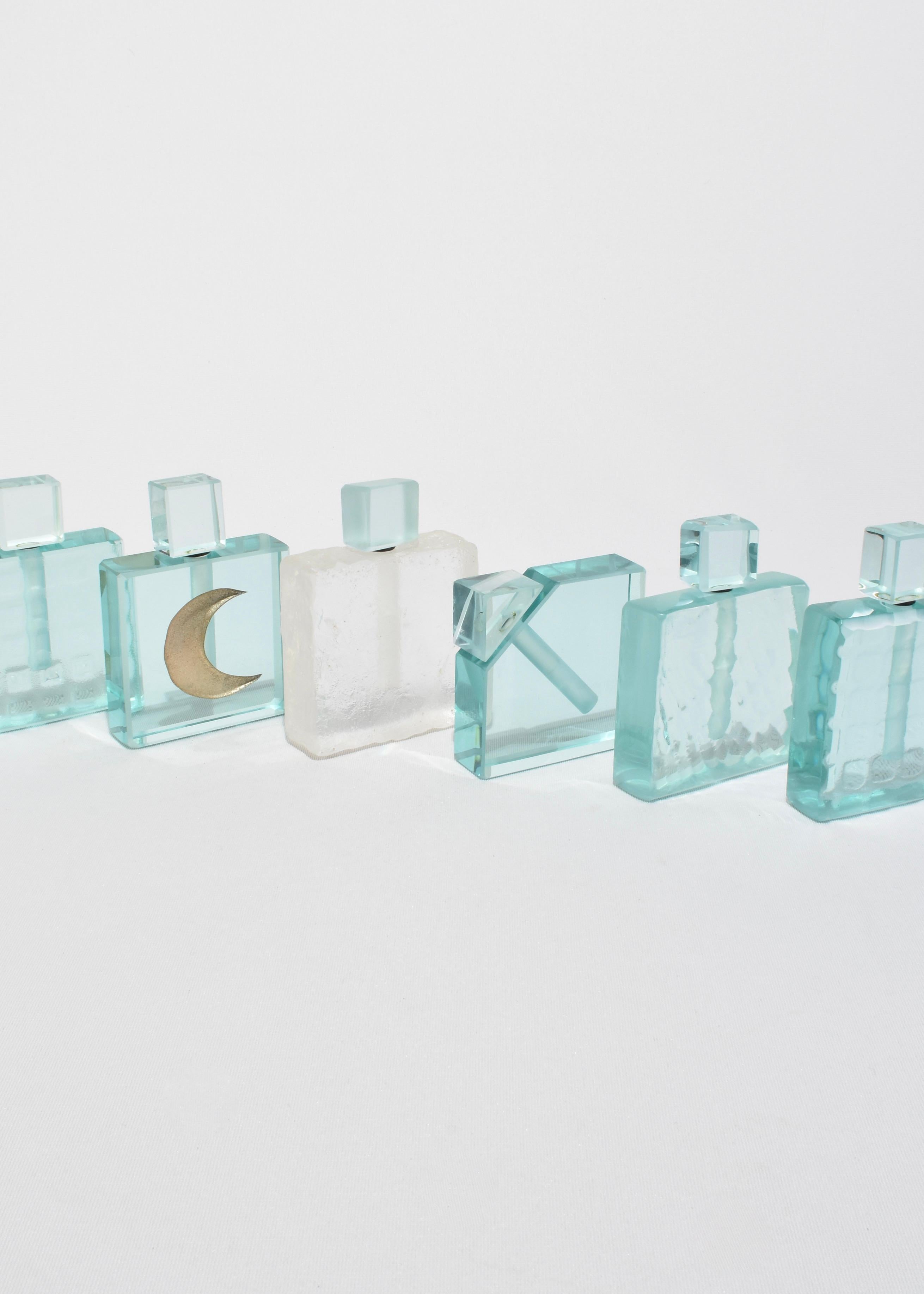 Jeder Parfümflakon aus Filzglas wurde zwischen 1993 und 2004 in Jeffrey Andrews' Studio in Santa Cruz von Hand geschliffen und poliert. Die restlichen Flaschen aus seiner Sammlung sind exklusiv im Casa Shop erhältlich. Jedes Stück ist signiert,