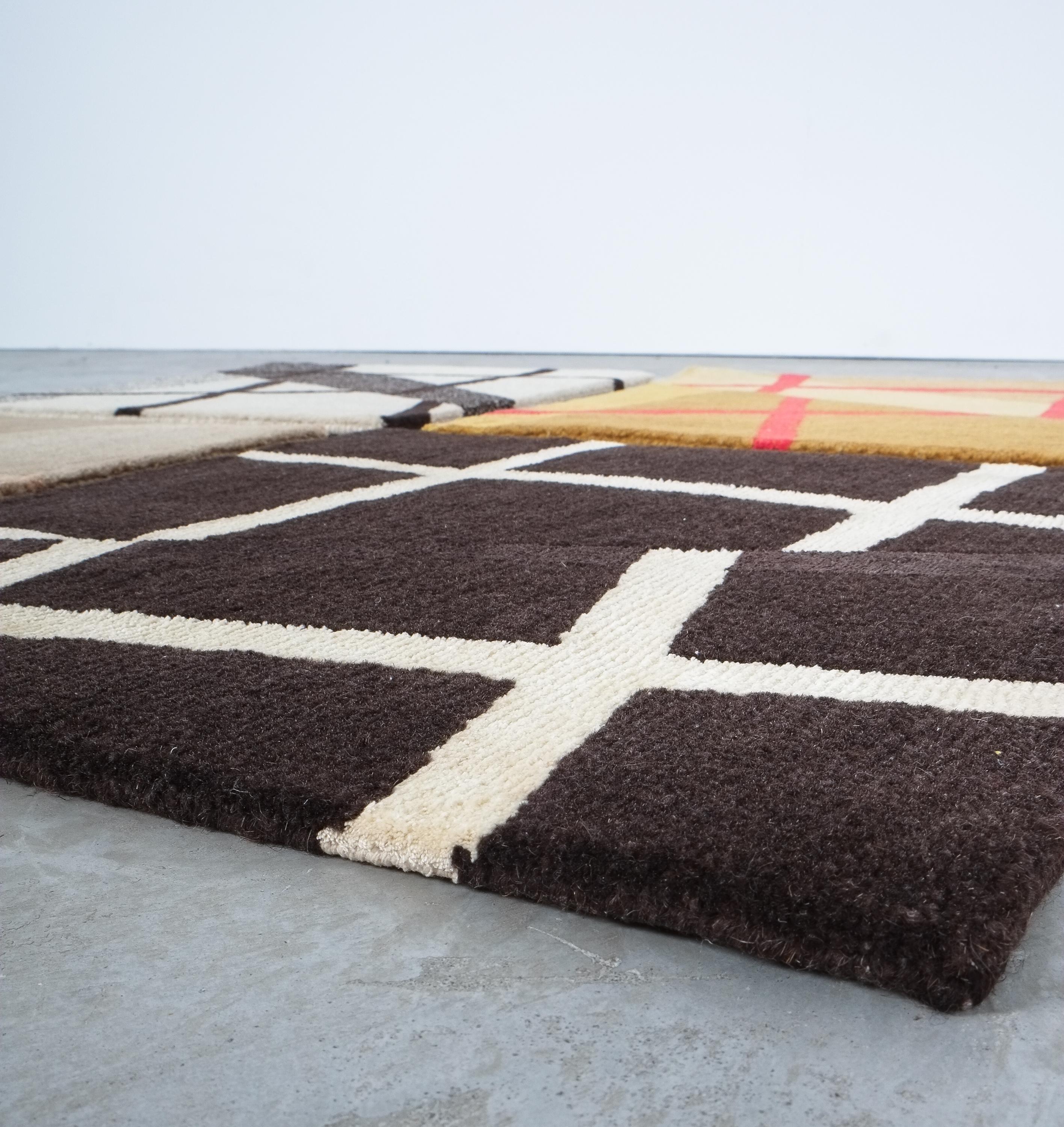 Grid-Teppich aus Wolle und Seide in Schwarz und Weiß Johanna Ulfsak Zeitgenössisches Design, Nepal, 2021 (21. Jahrhundert und zeitgenössisch) im Angebot