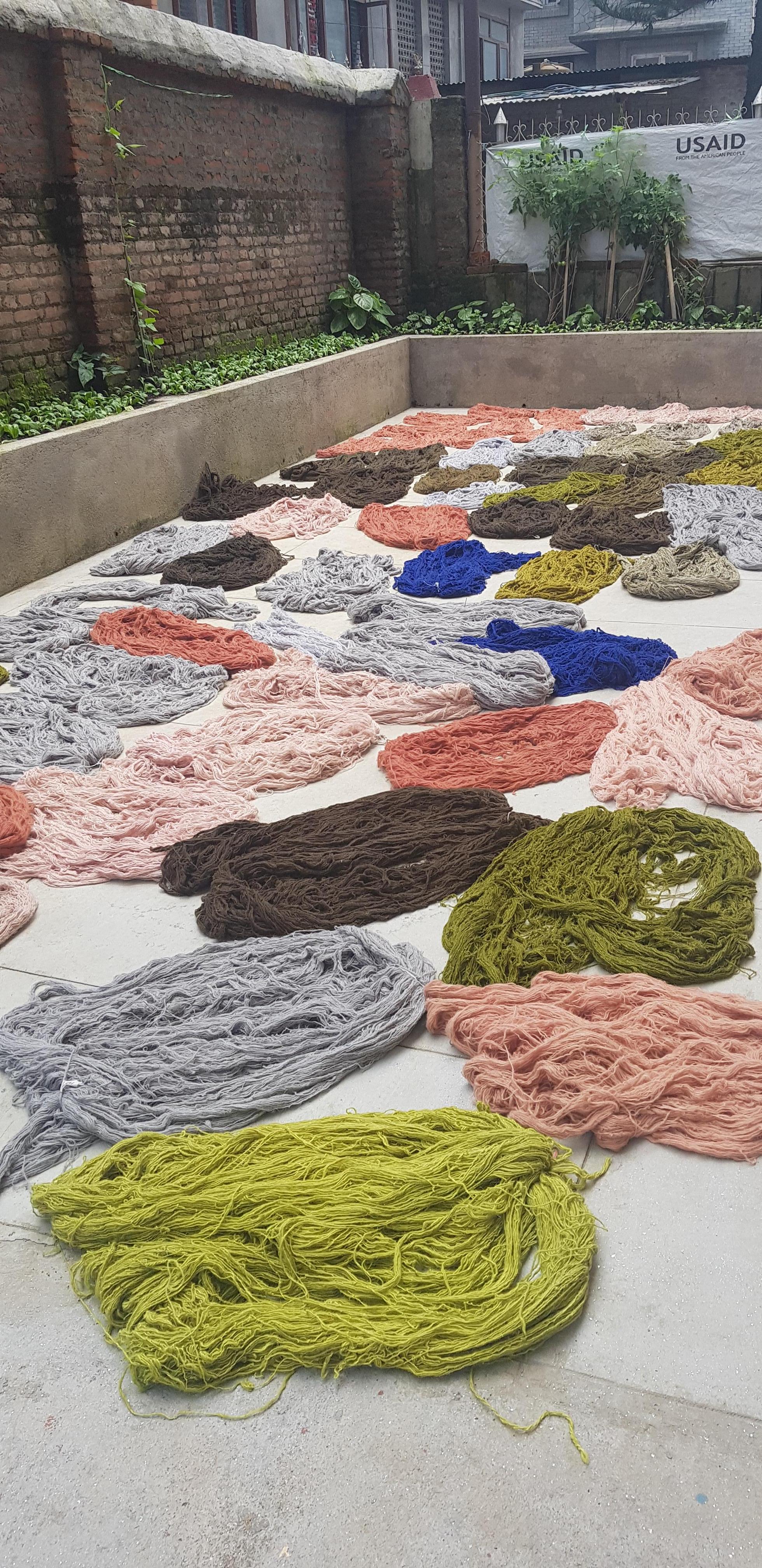 Tapis à grille en laine et soie noir et blanc Johanna Ulfsak, design contemporain, Népal, 2021 en vente 1