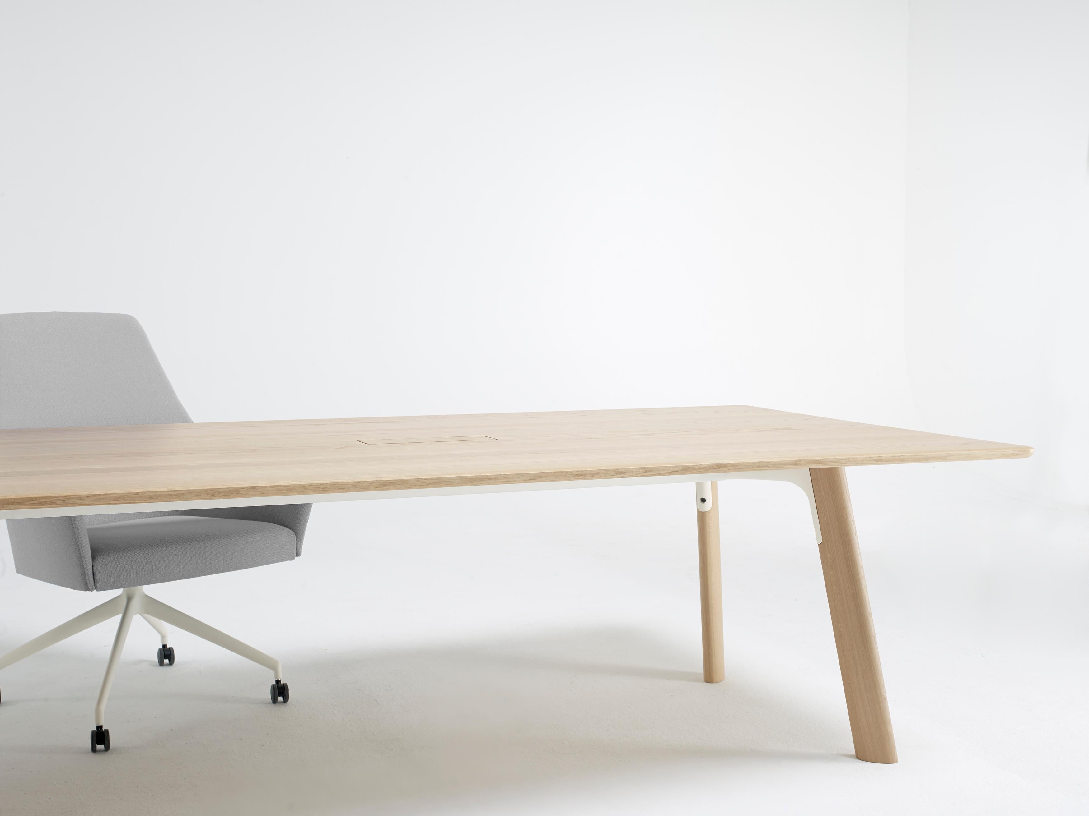 La conception modulaire astucieuse de la table permet une grande variété d'arrangements, qu'il s'agisse de réunions formelles ou informelles, d'atterrissage ou de travail individuel. La grille est idéale pour les environnements de travail
