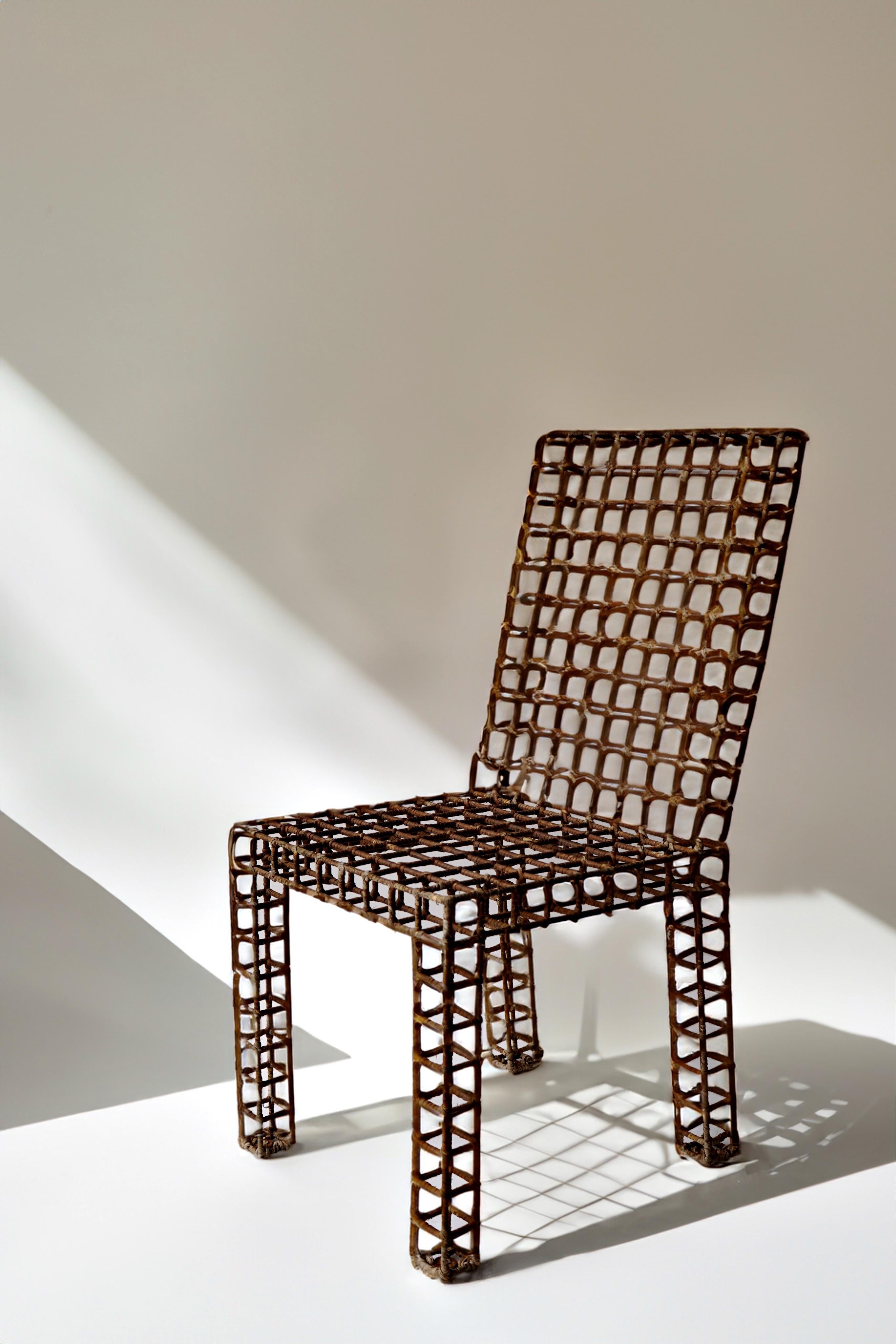 À la fois sculpture et chaise, le visuel quadrillé crée une belle fluidité tandis que le métal enveloppé de rotin ajoute de la profondeur et de la tranquillité au design. 6 disponibles.