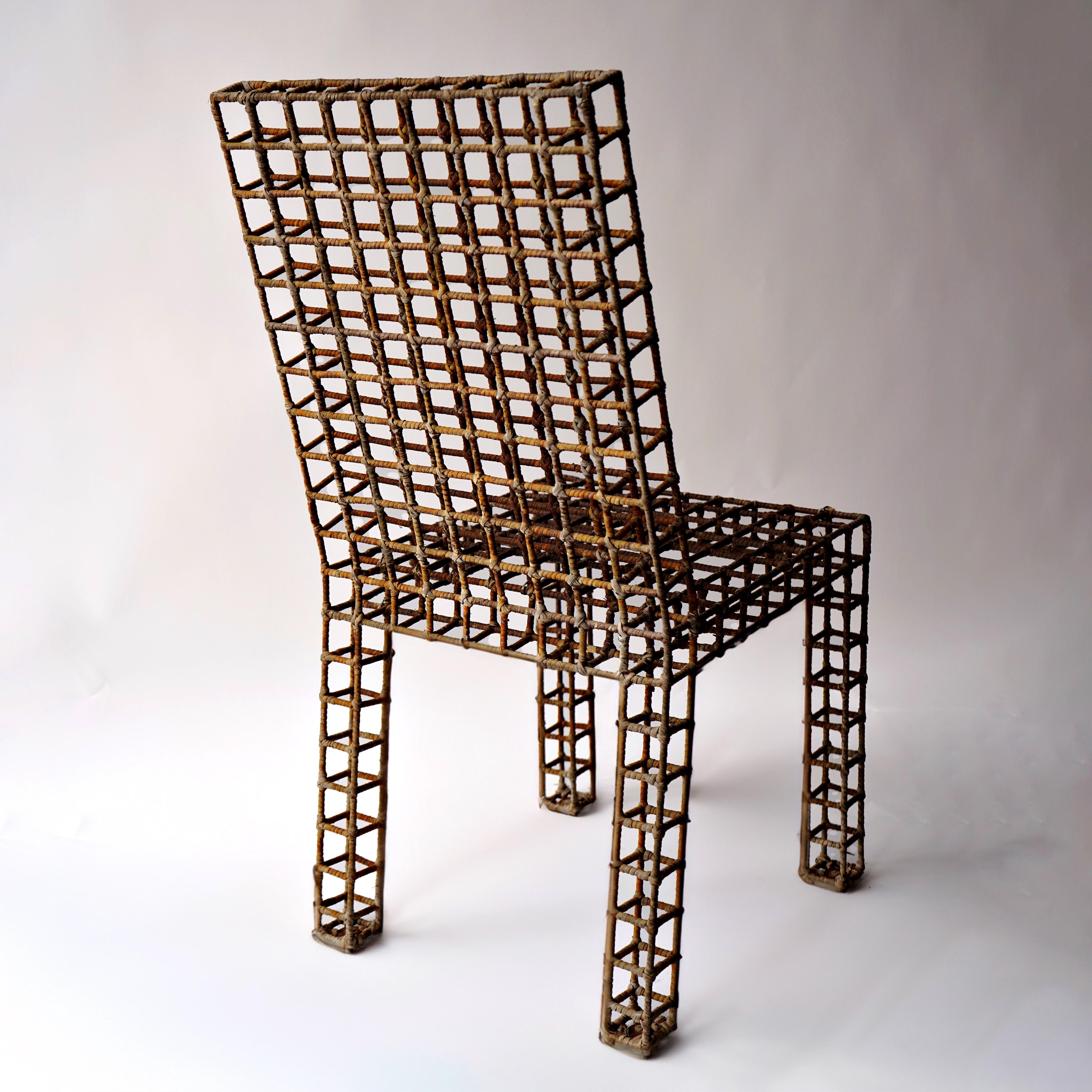 Minimaliste Chaise à grilles en métal et rotin (6 disponibles) en vente