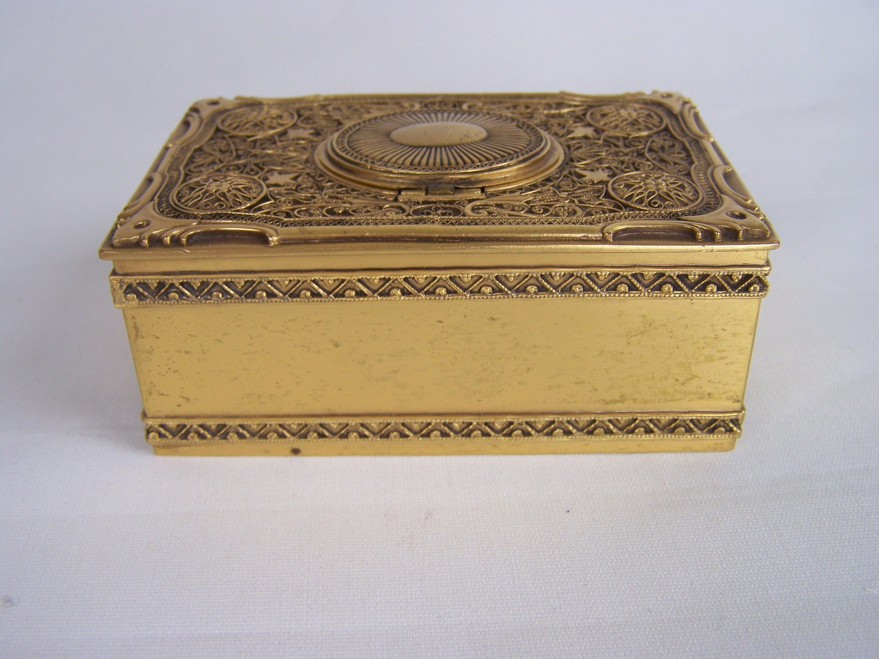 German Griebaum singing bird box from the 1950s-60s For Sale