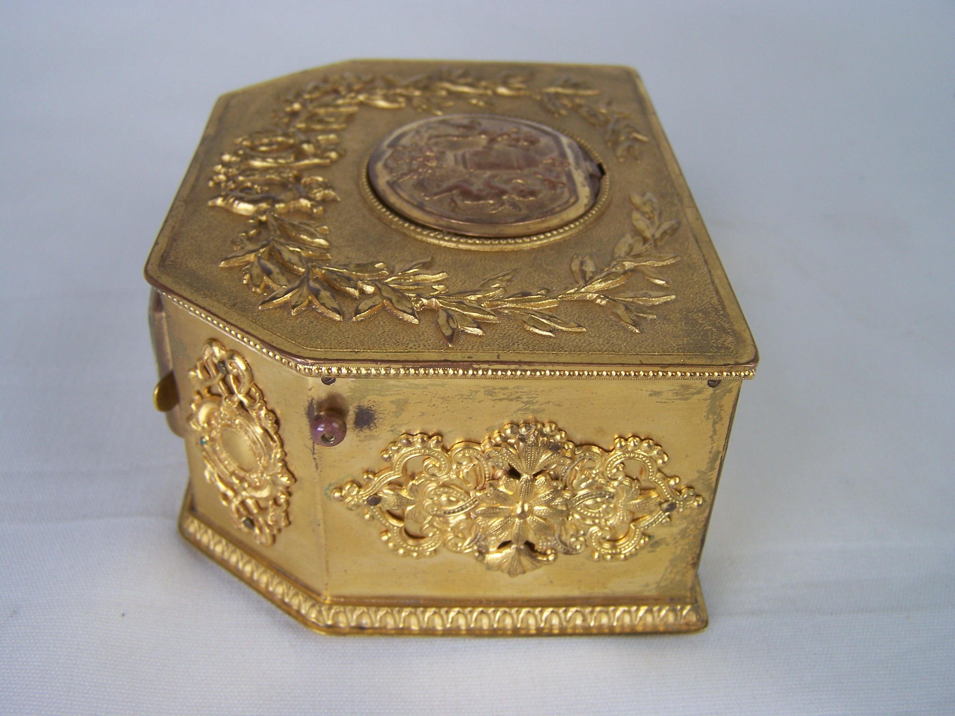 Late Victorian Griebaum singing bird box from the 1950s-60s with clock