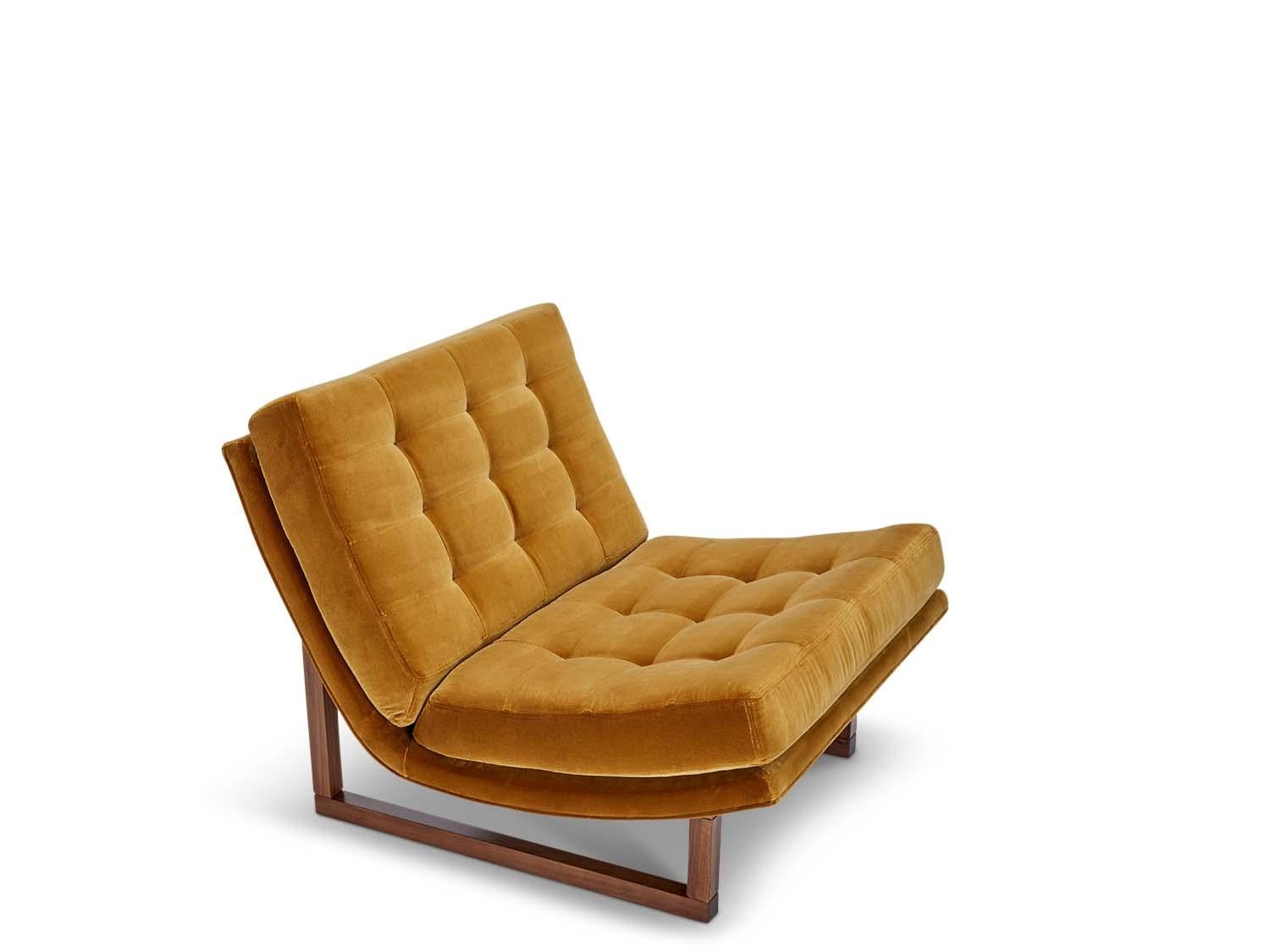 Der Griffin Chair ist ein breiter, armloser Loungesessel mit Biskuit-Tufting. Der Sockel besteht aus massivem amerikanischem Nussbaum oder weißer Eiche.

Die Lawson-Fenning Collection'S wird in Los Angeles, Kalifornien, entworfen und handgefertigt.