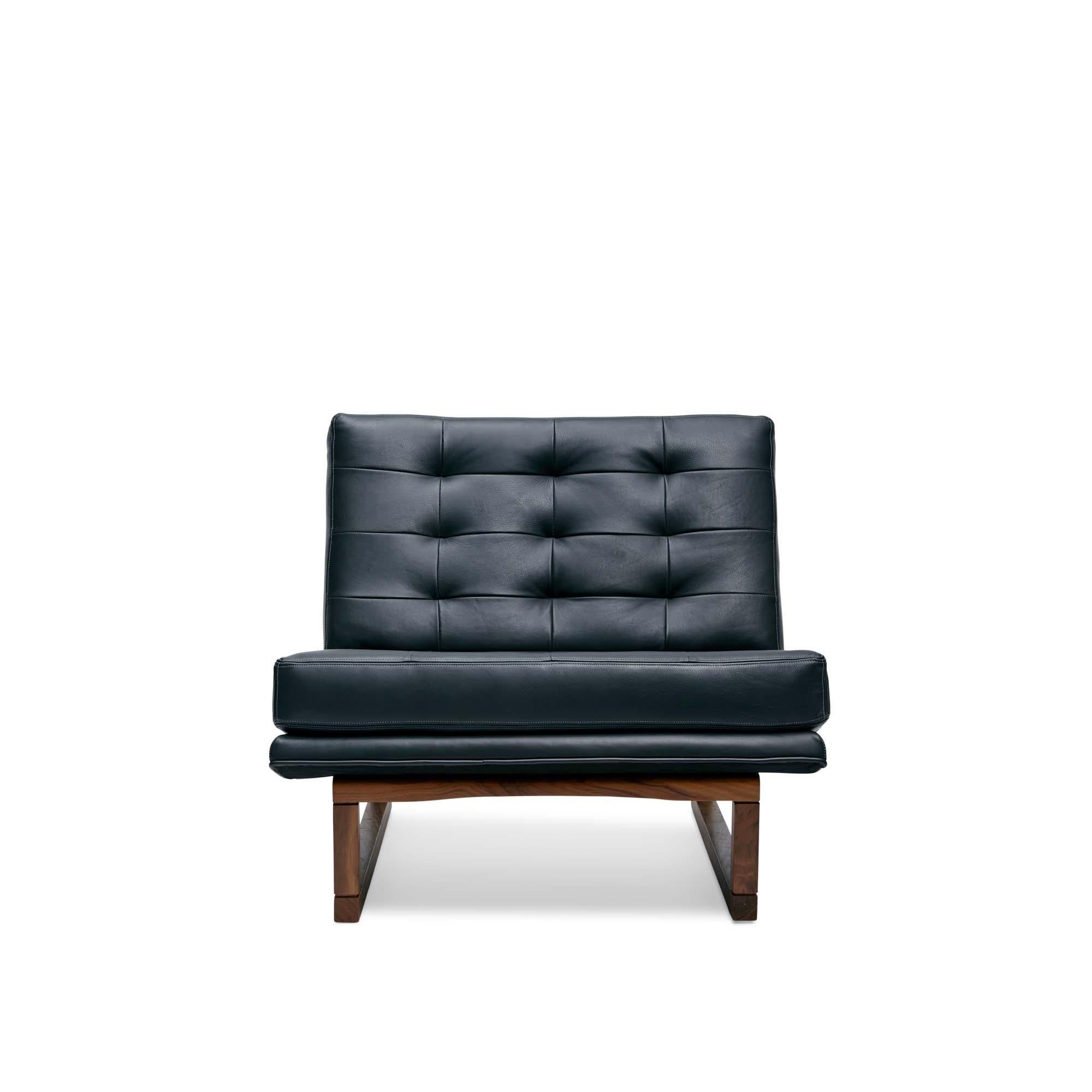 Der Sessel Griffin ist ein breiter, armloser Loungesessel mit Biskuit-Tufting. Der Sockel besteht aus massivem amerikanischem Nussbaum oder Weißeiche.

Die Lawson-Fenning Collection'S wird in Los Angeles, Kalifornien, entworfen und handgefertigt.