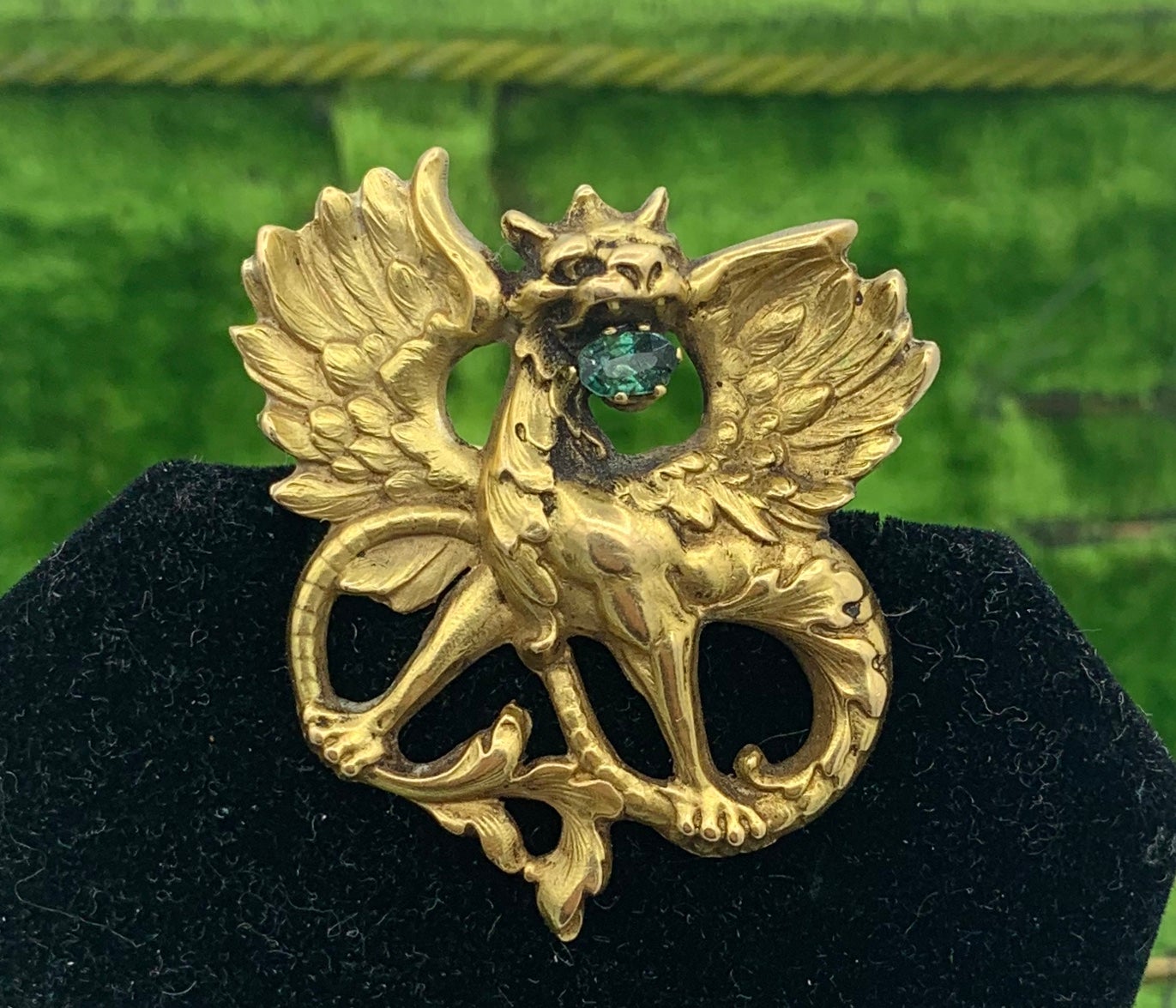 THIS IS A STUNNING MUSEUM QUALITY FRENCH BEAUX ARTS RENAISSANCE REVIVAL 18 KARAT GOLD PENDANT OR BROOCH OF A GRIFFIN OR DRAGON HOLDING A STUNNING ANTIQUE GREEN DEMANTOID GARNET IN THE MOUTH.
This is a beautiful Beaux Arts - Art Nouveau - Belle