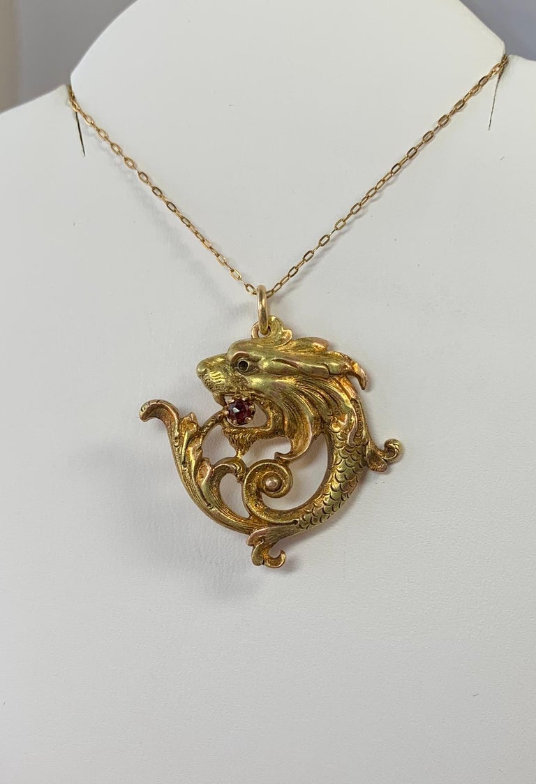 Griffin Drachen Granat Anhänger Halskette Antike Belle Epoque 14 Karat Gold  im Angebot bei 1stDibs
