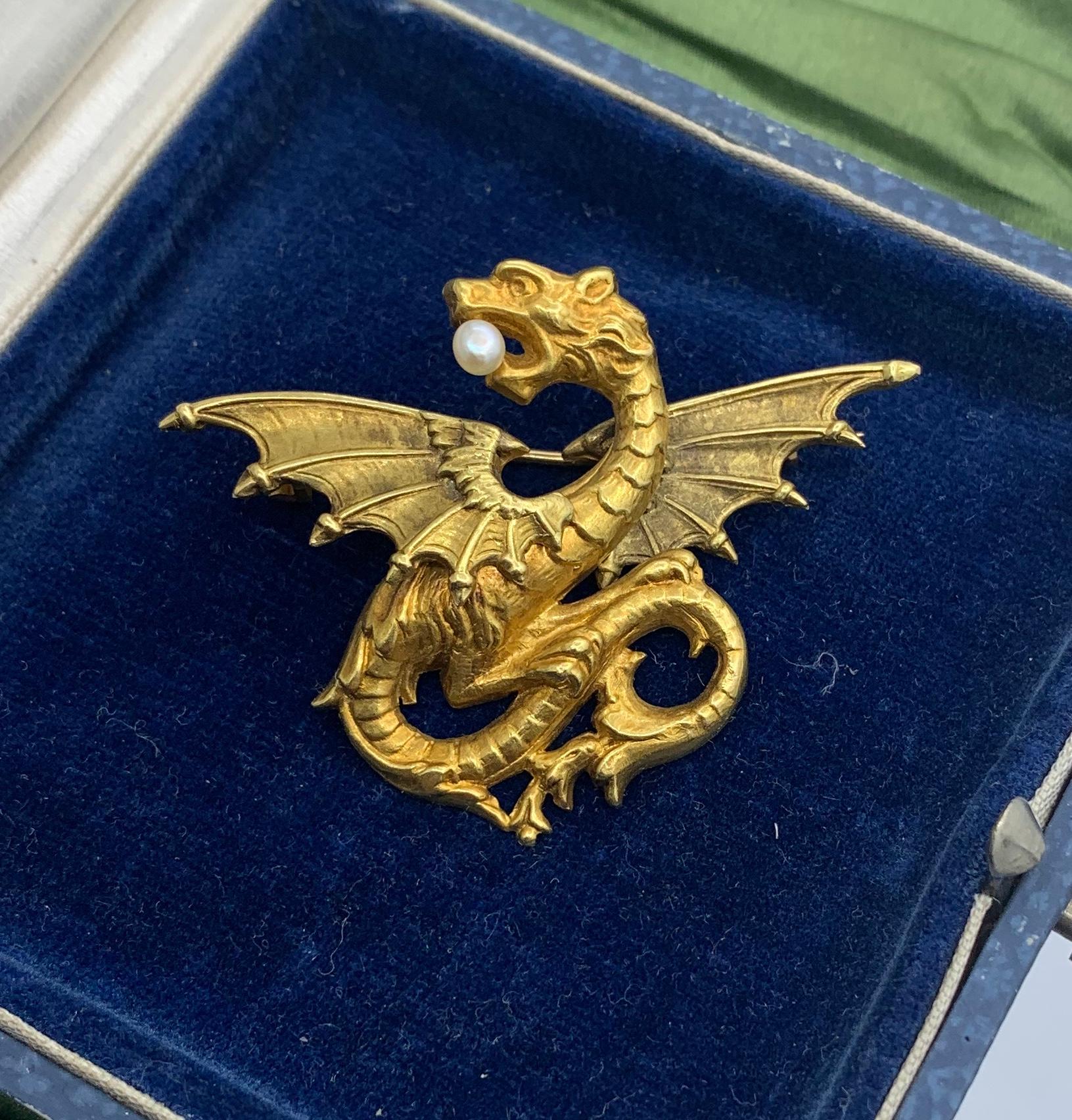 THIS IS A STUNNING MUSEUM QUALITY FRENCH BEAUX ARTS RENAISSANCE REVIVAL 18 KARAT GOLD PENDANT OR BROOCH OF A GRIFFIN OR DRAGON HOLDING A STUNNING PEARL IN THE MOUTH.
This is a beautiful Beaux Arts - Art Nouveau - Belle Epoque pendant/brooch in the