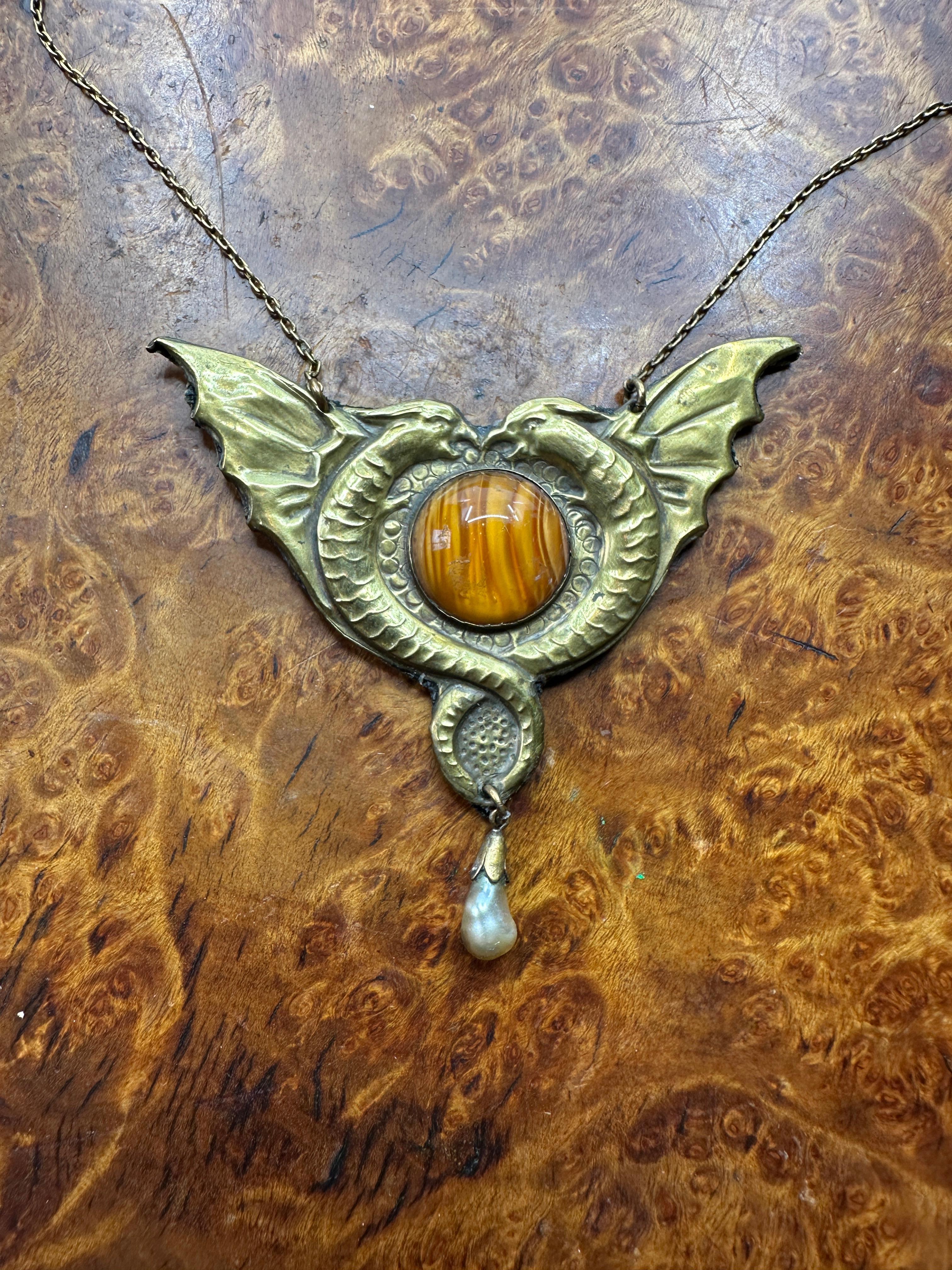 Greif-Drachen-Anhänger Halskette Jugendstil Antik Jugendstil Kunst Glas 1900 im Angebot 5