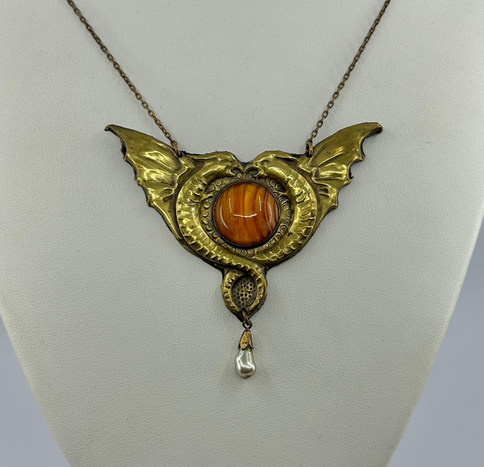 Greif-Drachen-Anhänger Halskette Jugendstil Antik Jugendstil Kunst Glas 1900 (Art nouveau) im Angebot