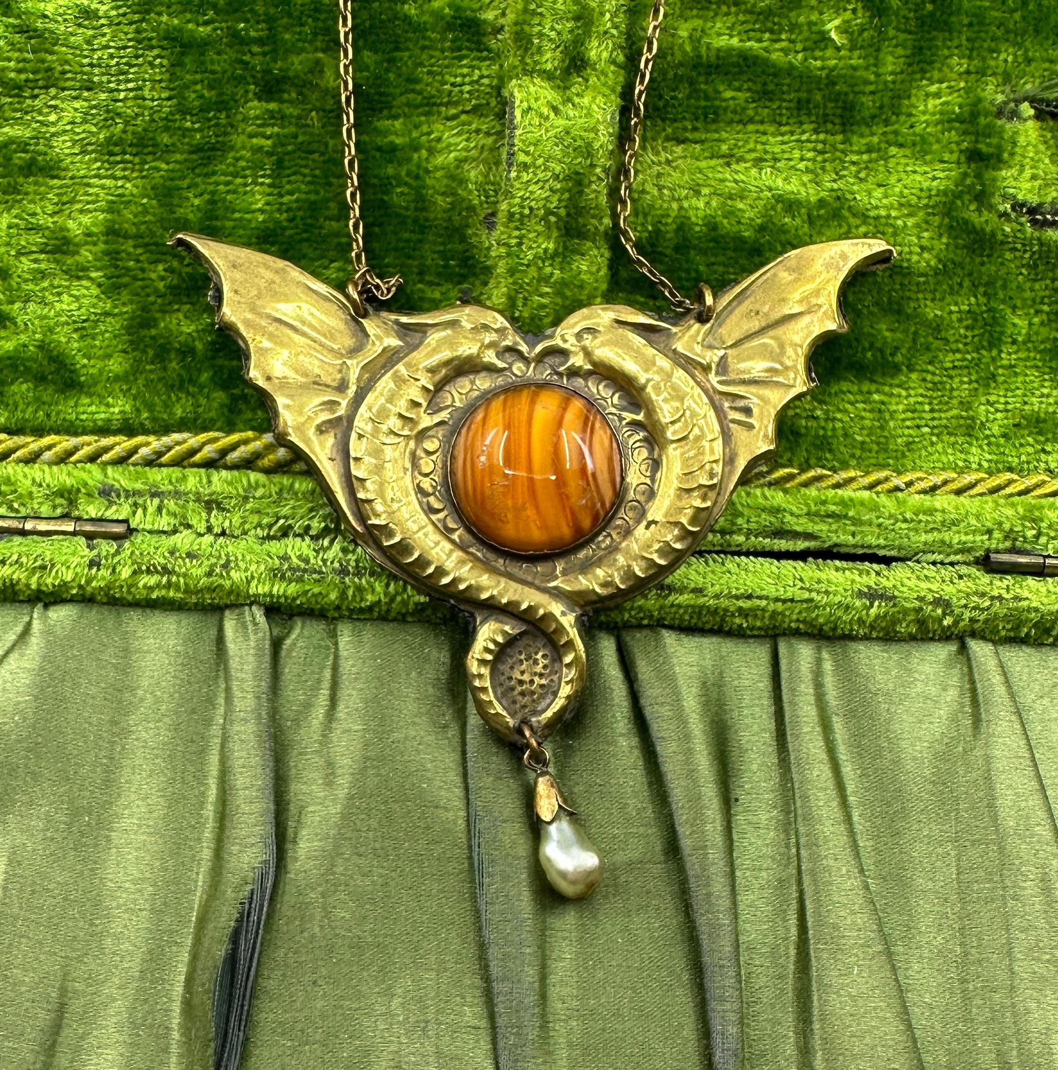 Greif-Drachen-Anhänger Halskette Jugendstil Antik Jugendstil Kunst Glas 1900 im Zustand „Hervorragend“ im Angebot in New York, NY