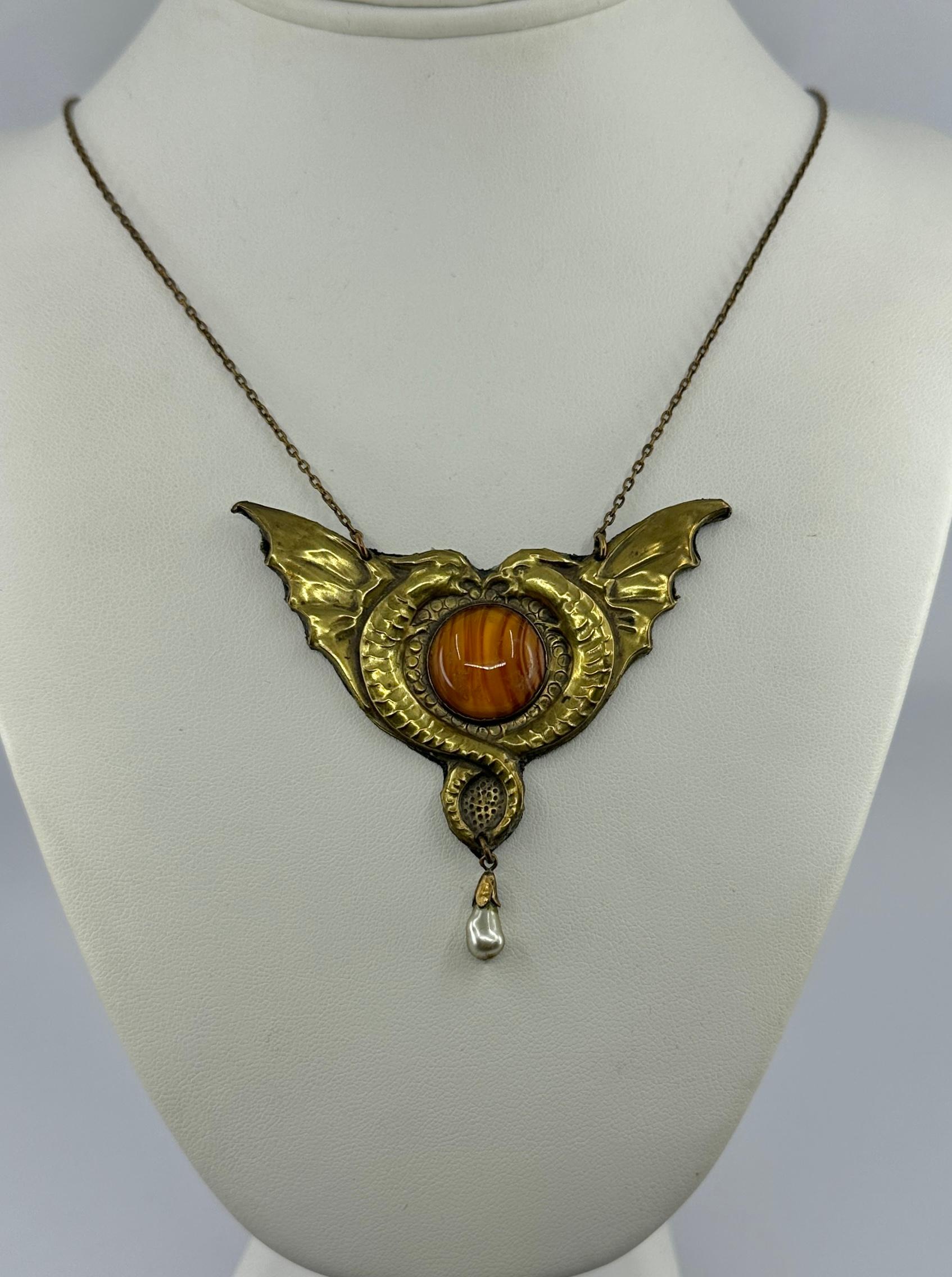 Greif-Drachen-Anhänger Halskette Jugendstil Antik Jugendstil Kunst Glas 1900 für Damen oder Herren im Angebot