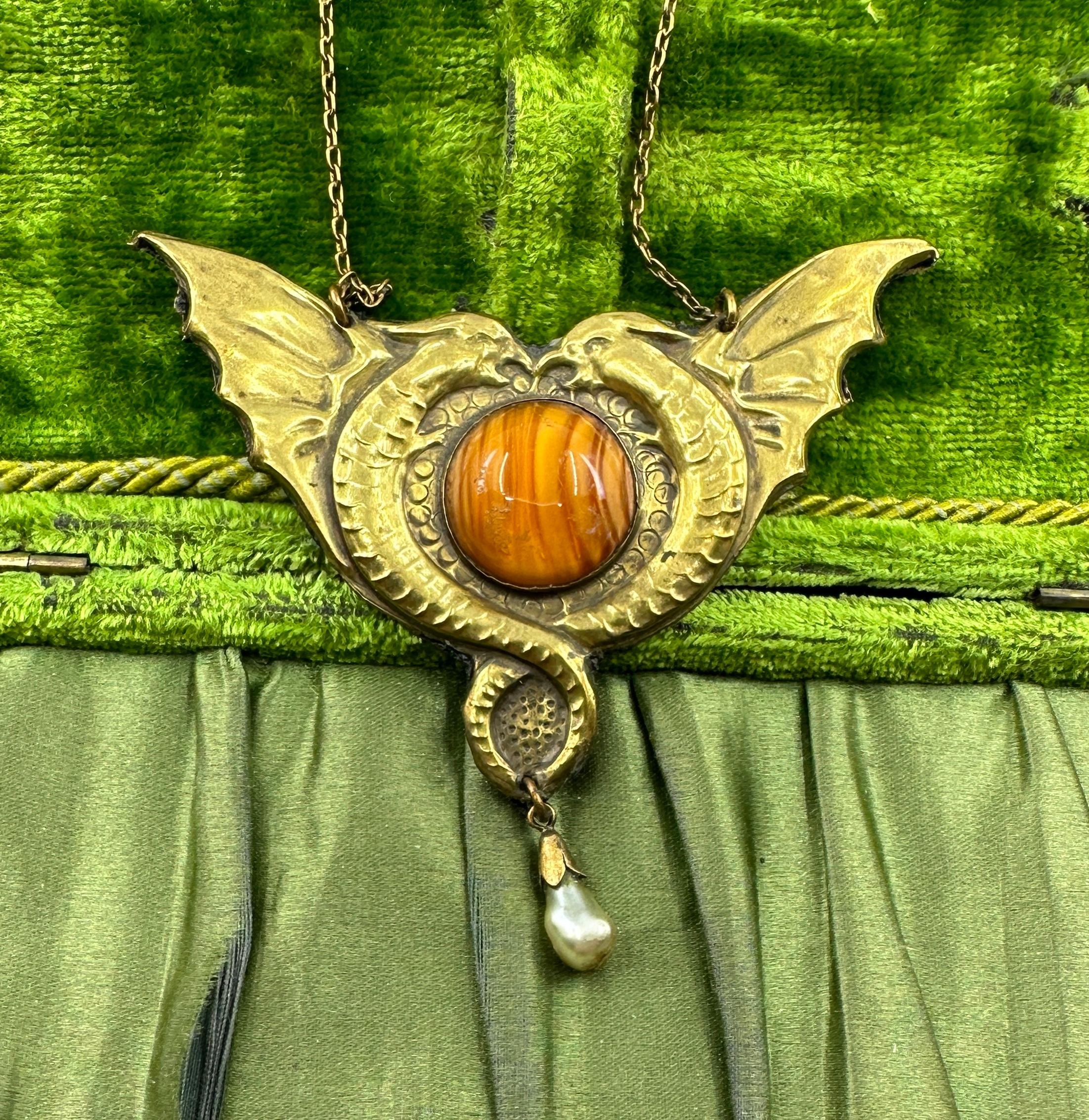 Greif-Drachen-Anhänger Halskette Jugendstil Antik Jugendstil Kunst Glas 1900 im Angebot 1