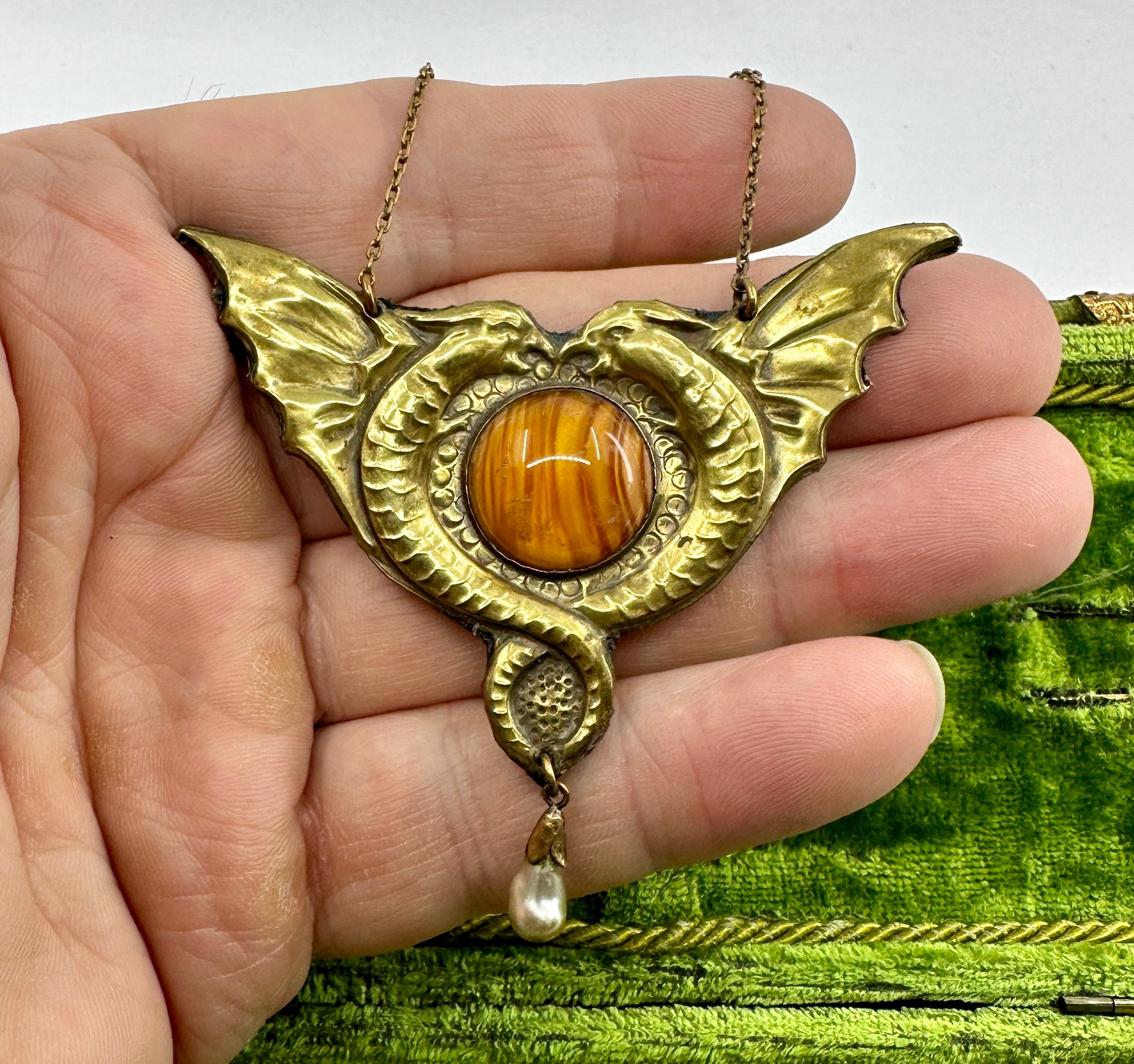 Greif-Drachen-Anhänger Halskette Jugendstil Antik Jugendstil Kunst Glas 1900 im Angebot 3