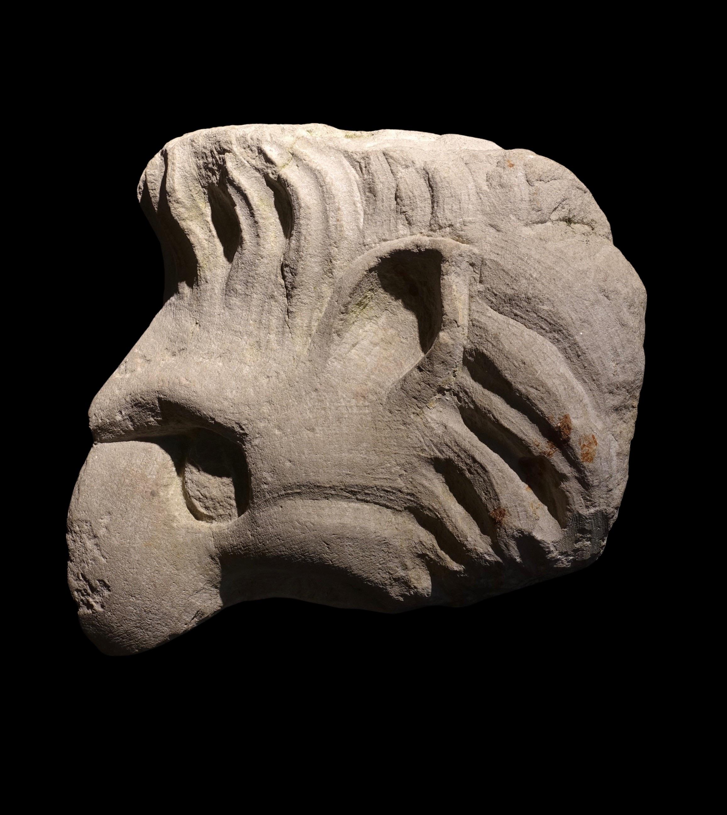 Greiferkopf
Italien, 16. Jahrhundert
Auf einem modernen Metallständer 
Maße: 20 x 29 x 21 cm (ohne Ständer)

Der Greif ist ein Fabelwesen mit dem Körper eines Löwen, dem Kopf und den Flügeln eines Adlers und Pferdeohren.
Da der Löwe