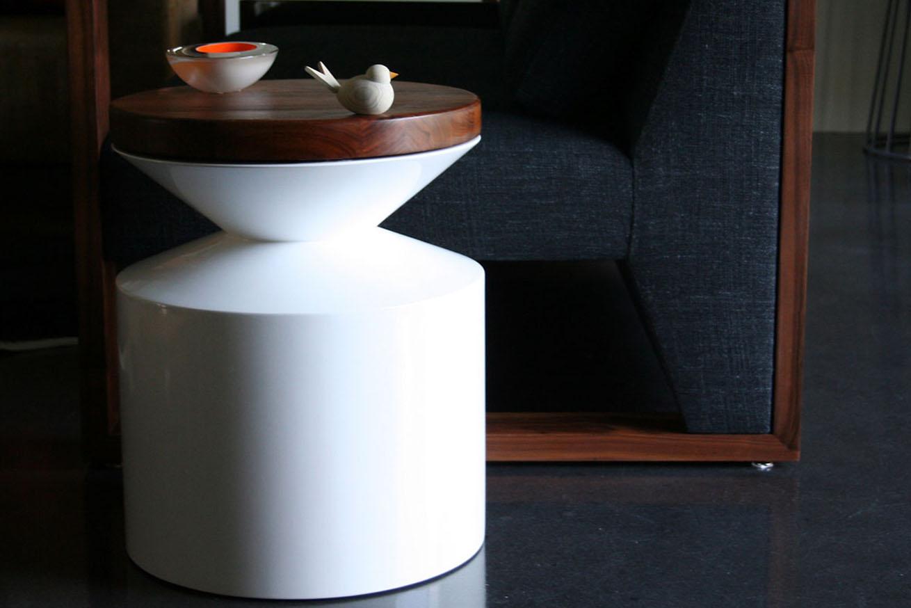 Tabouret / table d'appoint Griffin de Phase Design Neuf - En vente à North Hollywood, CA