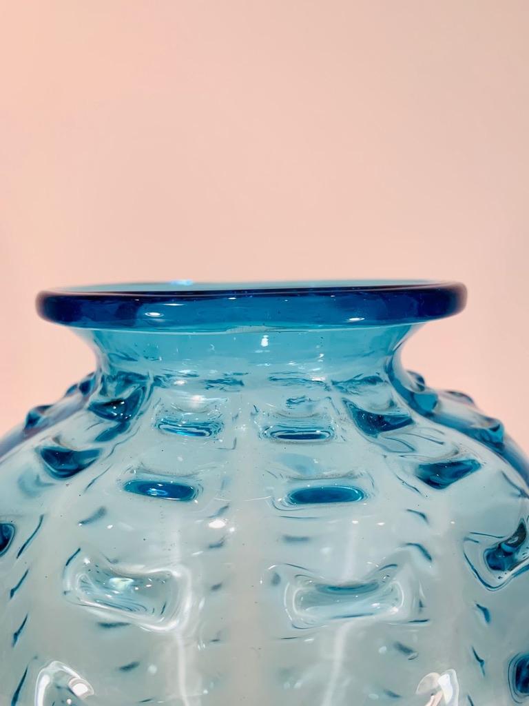 Italiano Vaso in vetro blu di Murano firmato GRIGIO, 1950 circa. in vendita