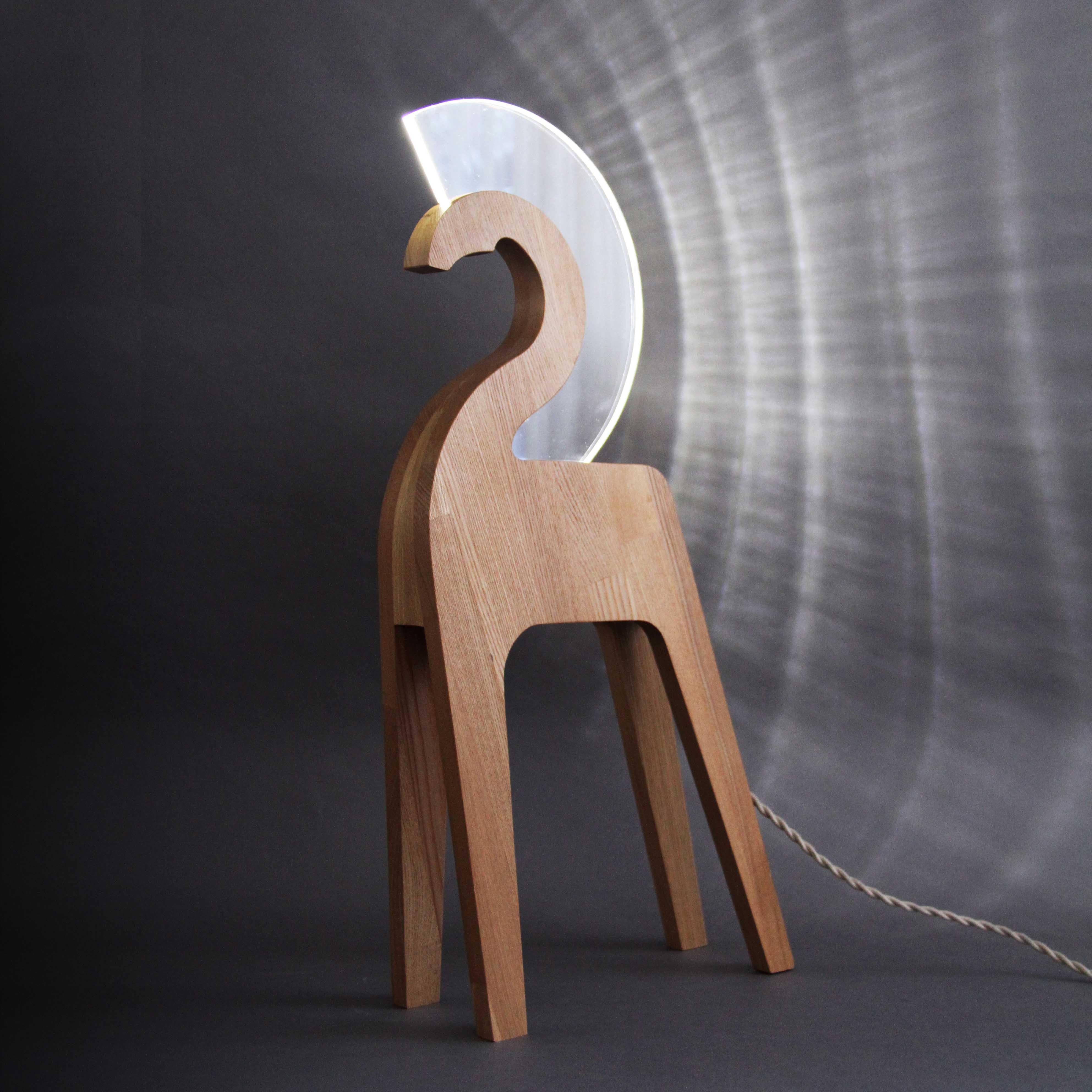 lampe sculpturale "GORBUNOK" par Grigorii Gorkovenko 25" x 13" pouces

Une lampe de bureau fabriquée en bois véritable et remplie d'une énergie particulière et d'un travail fait à la main par les maîtres de "GV design".
L'image du petit cheval à