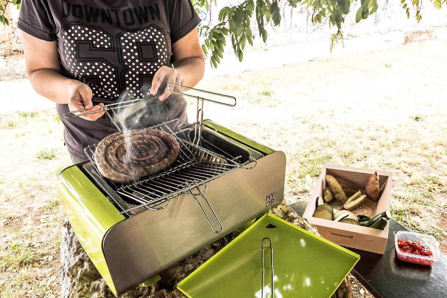 Grill Vertical Cooking Charcoal Barbecue, Grey In New Condition For Sale In Palermo, IT